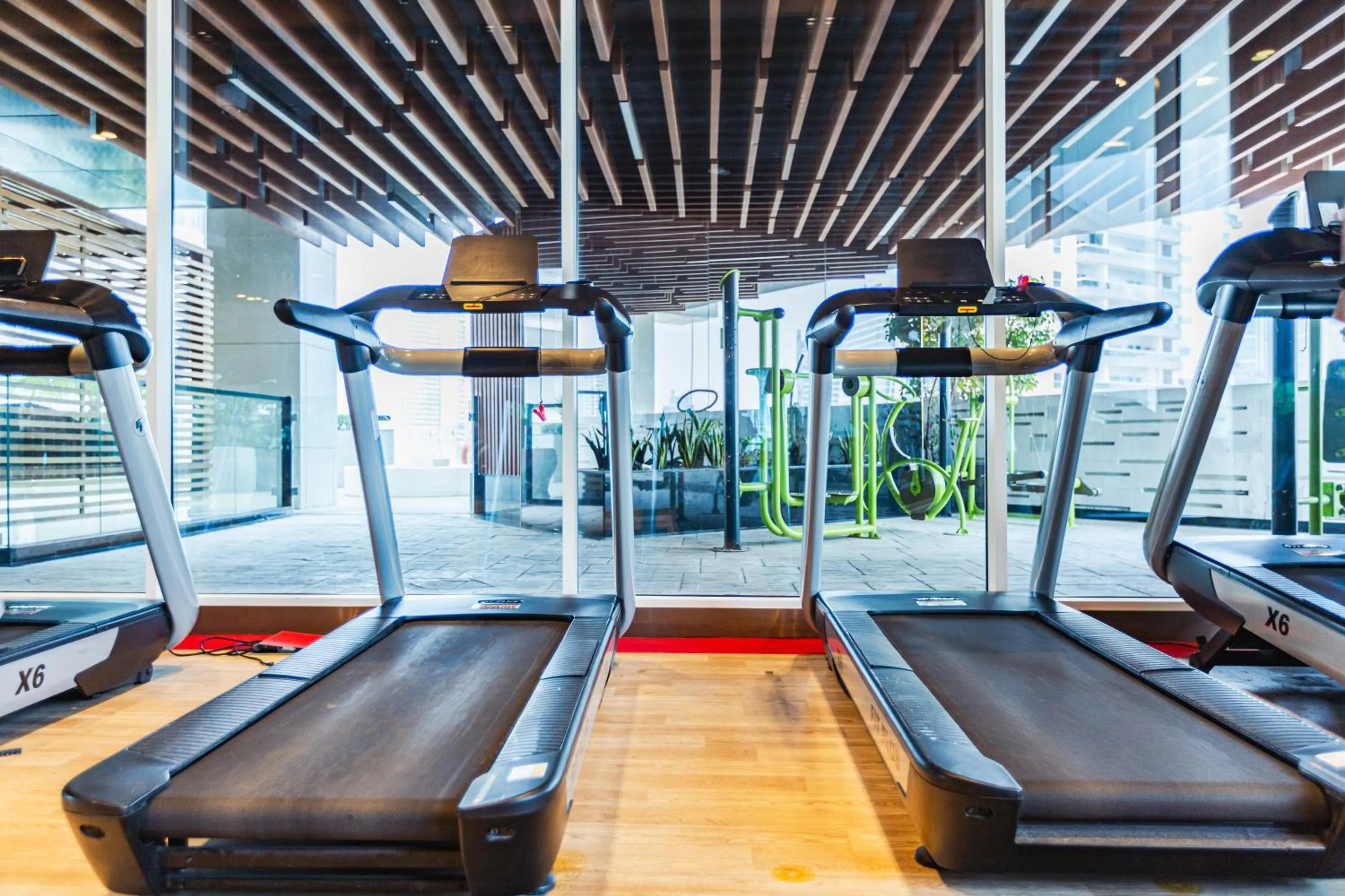 Fitness centre/facilities in Waves Holiday Homes - Chic Studio With Balcony Overlooking City Views