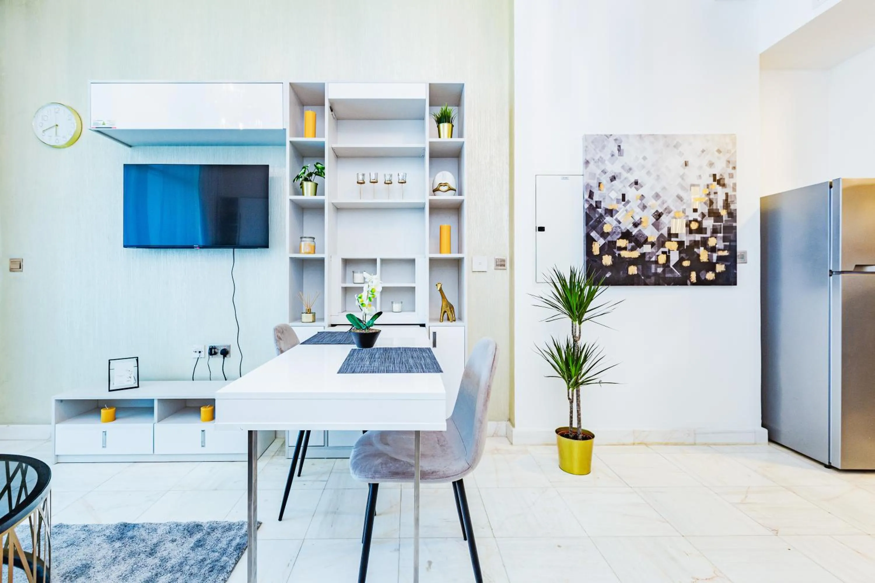 Dining area in Waves Holiday Homes - Chic Studio With Balcony Overlooking City Views