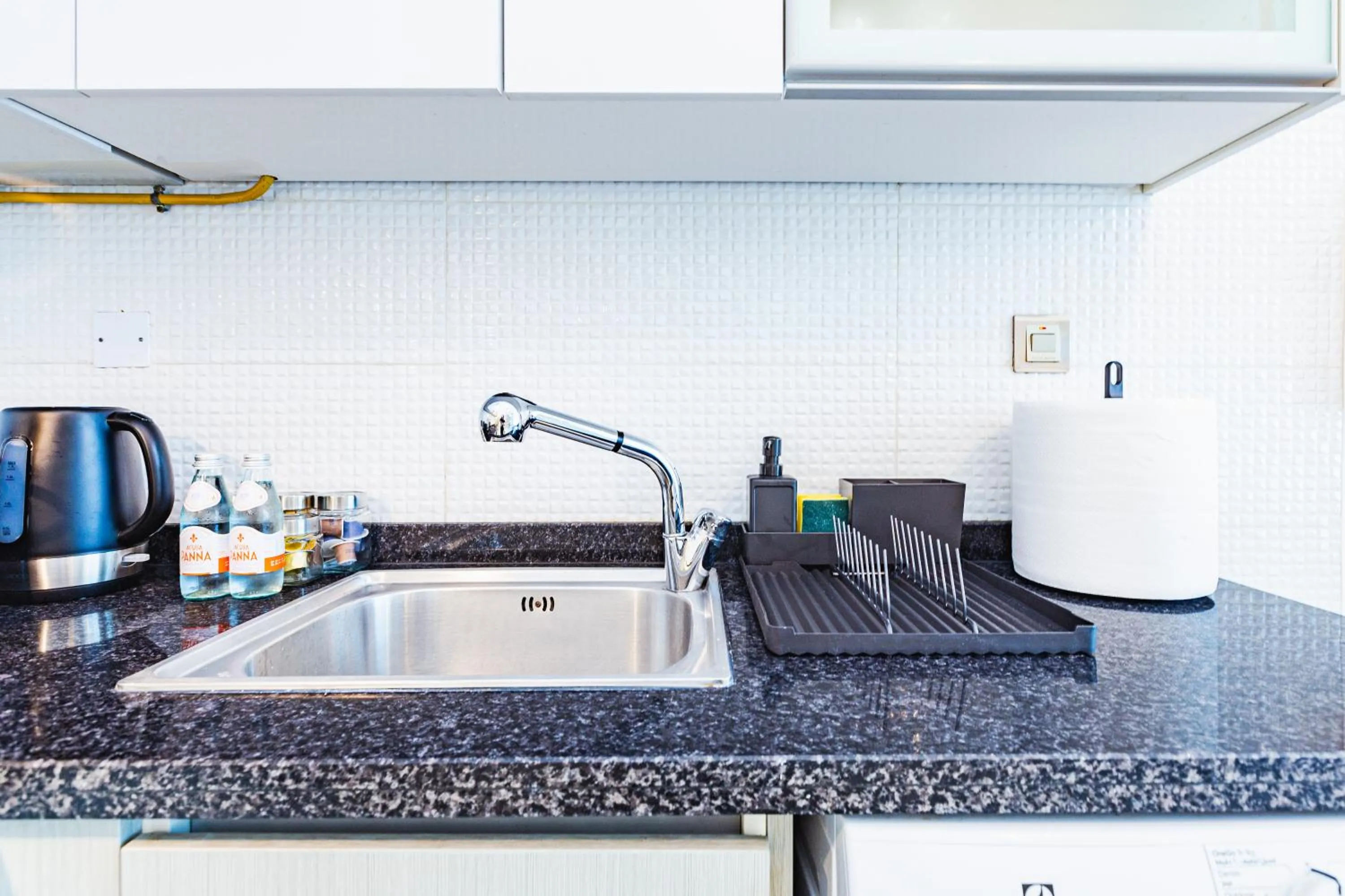 Kitchen or kitchenette in Waves Holiday Homes - Chic Studio With Balcony Overlooking City Views