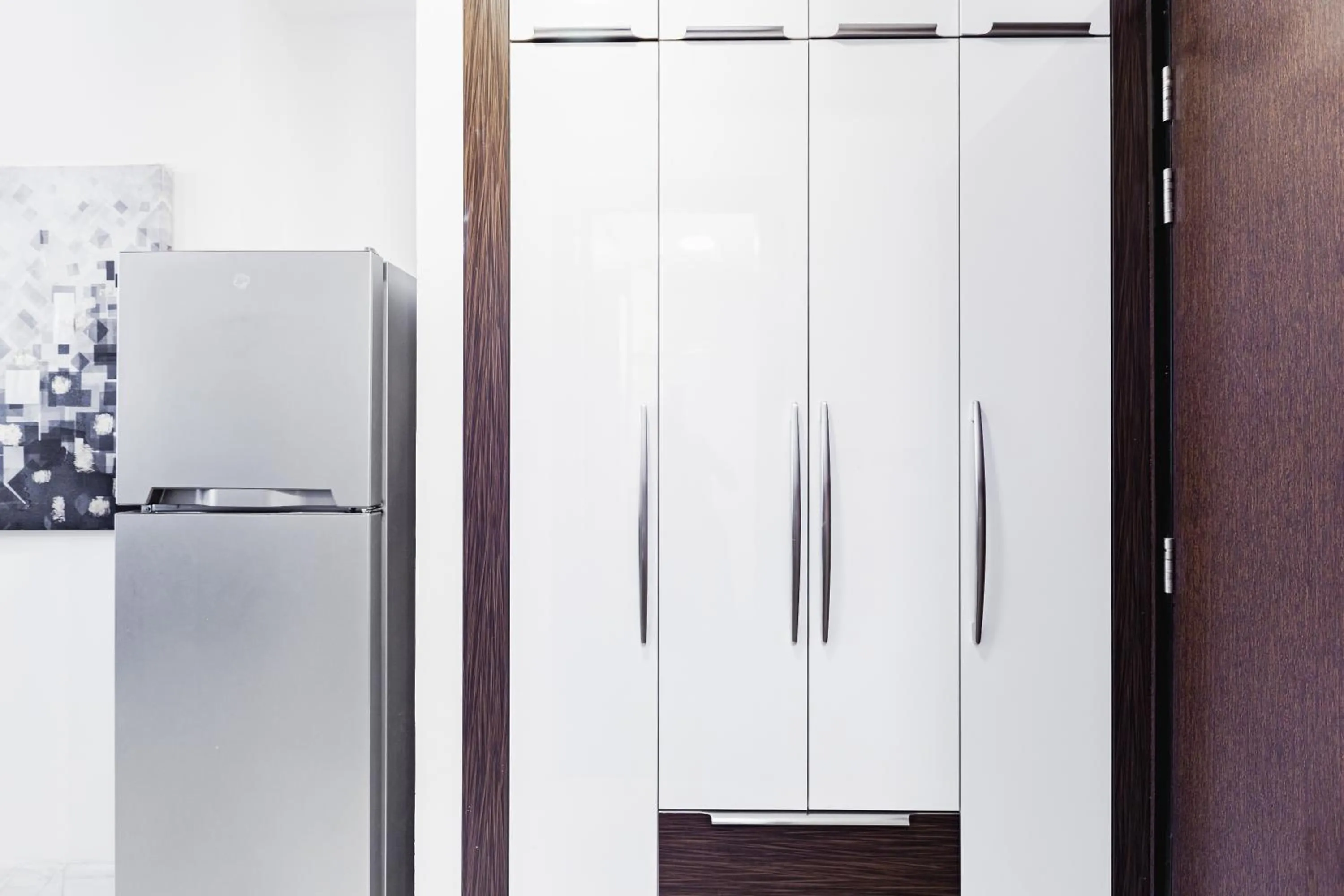 Kitchen or kitchenette in Waves Holiday Homes - Chic Studio With Balcony Overlooking City Views