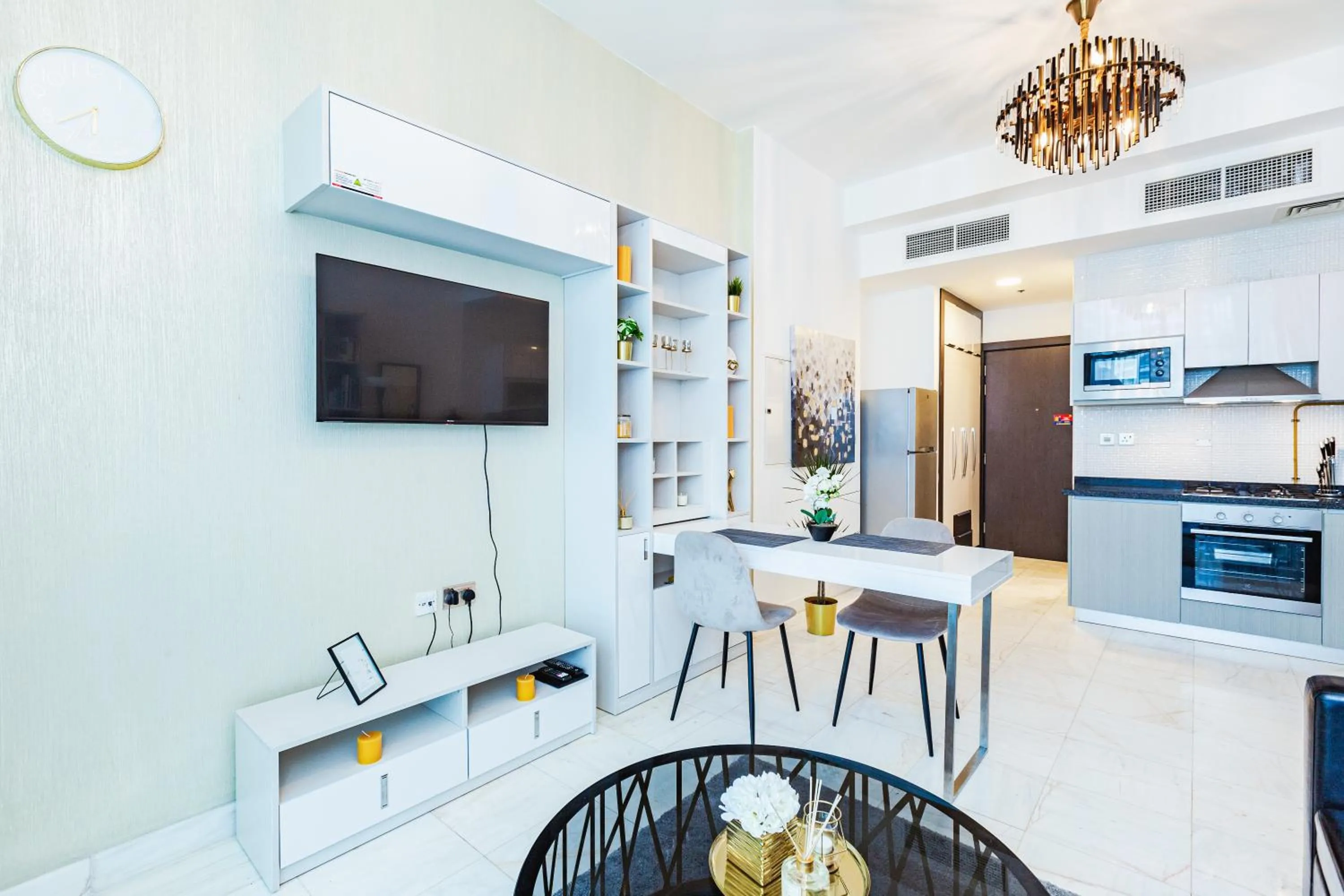 TV and multimedia in Waves Holiday Homes - Chic Studio With Balcony Overlooking City Views
