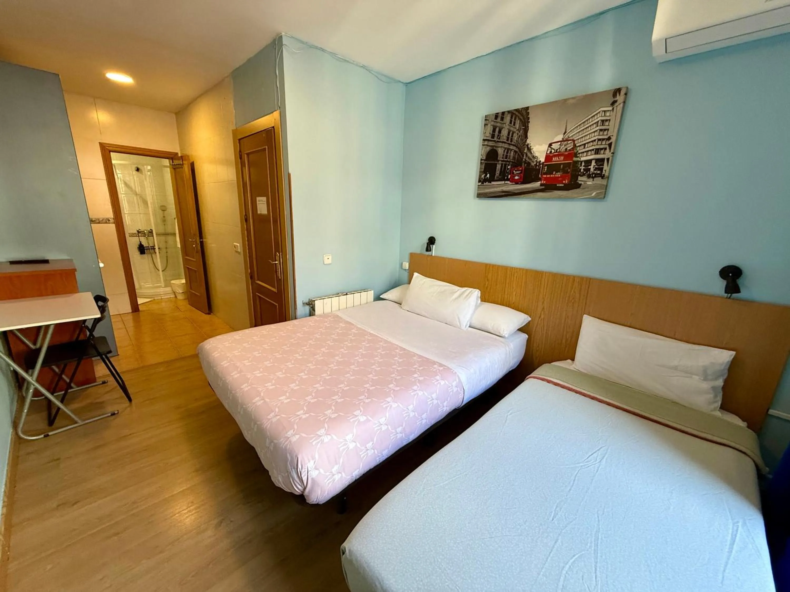 Photo of the whole room, Bed in CH Casillas