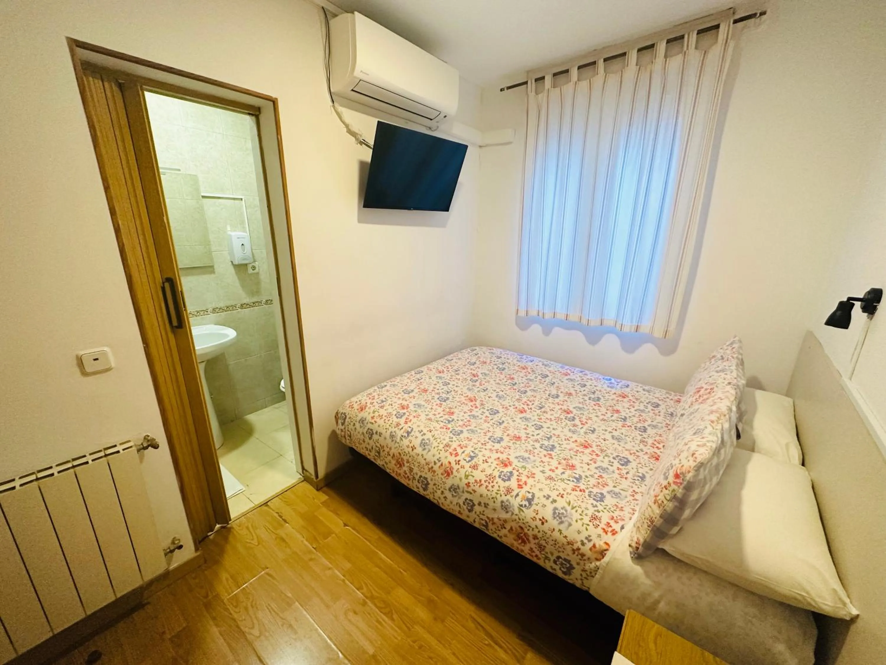 Photo of the whole room, Bed in CH Casillas