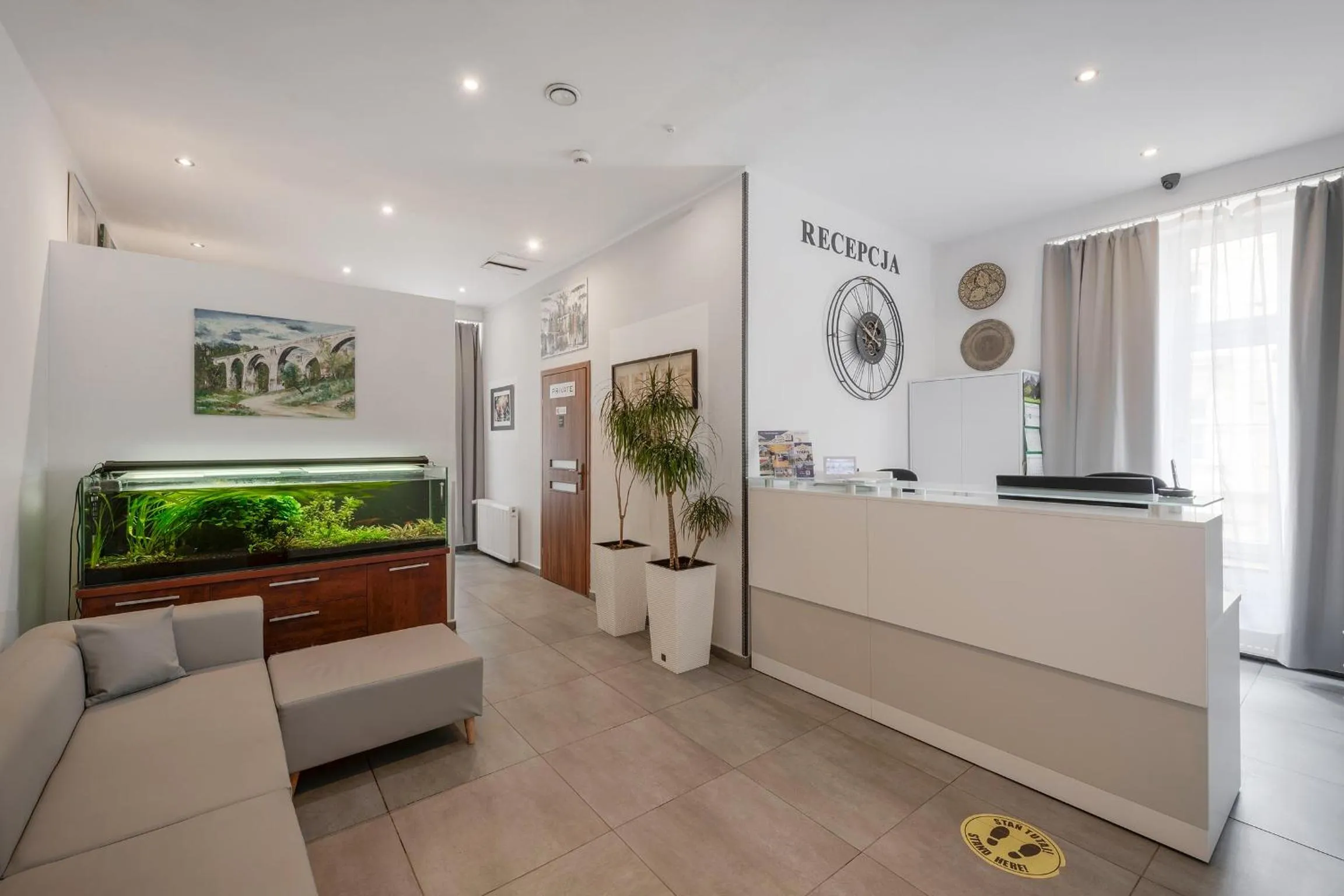 Facade/entrance in 70s Hostel