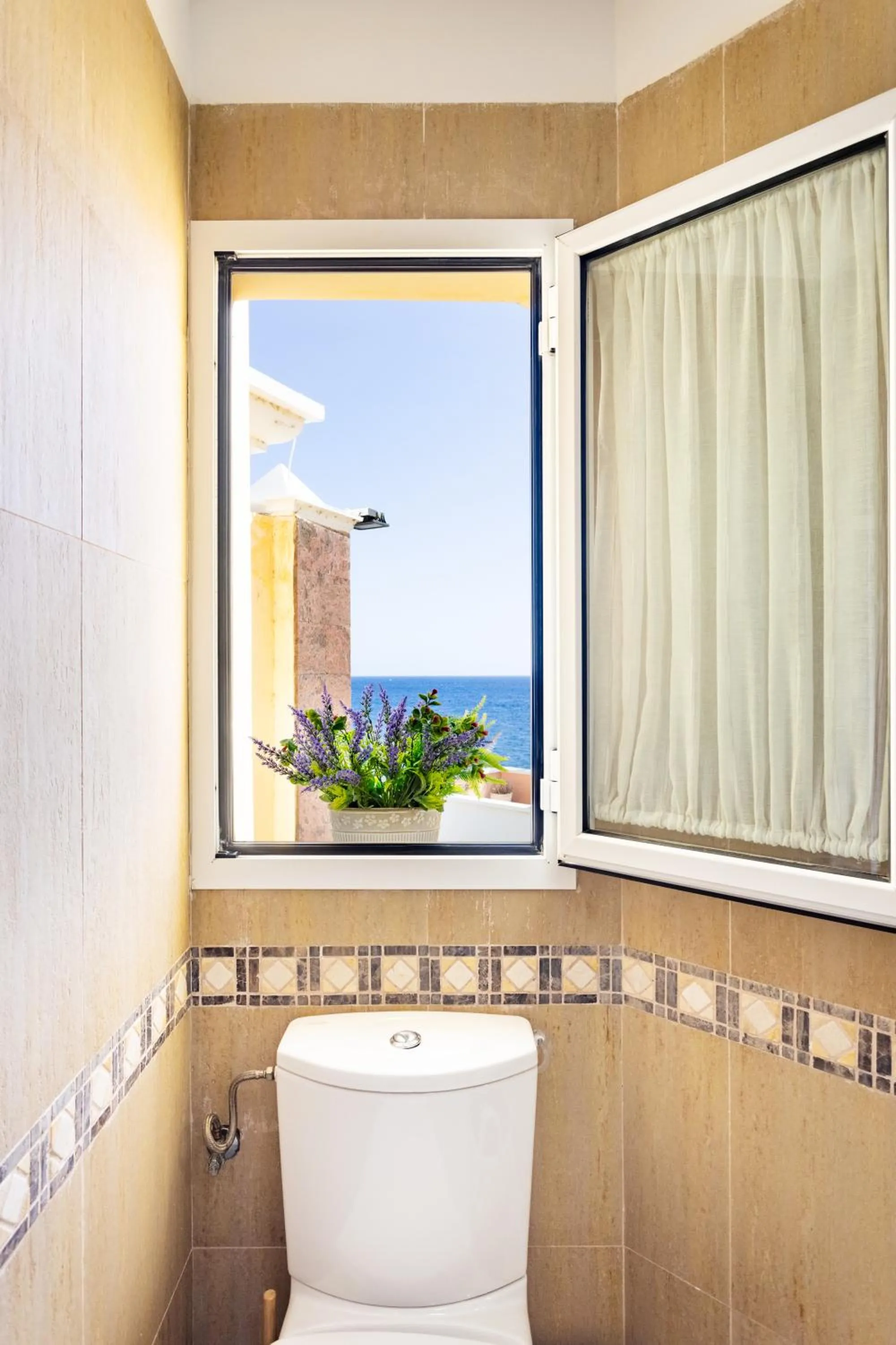 Toilet in Apartamento Natural Ocean Pool