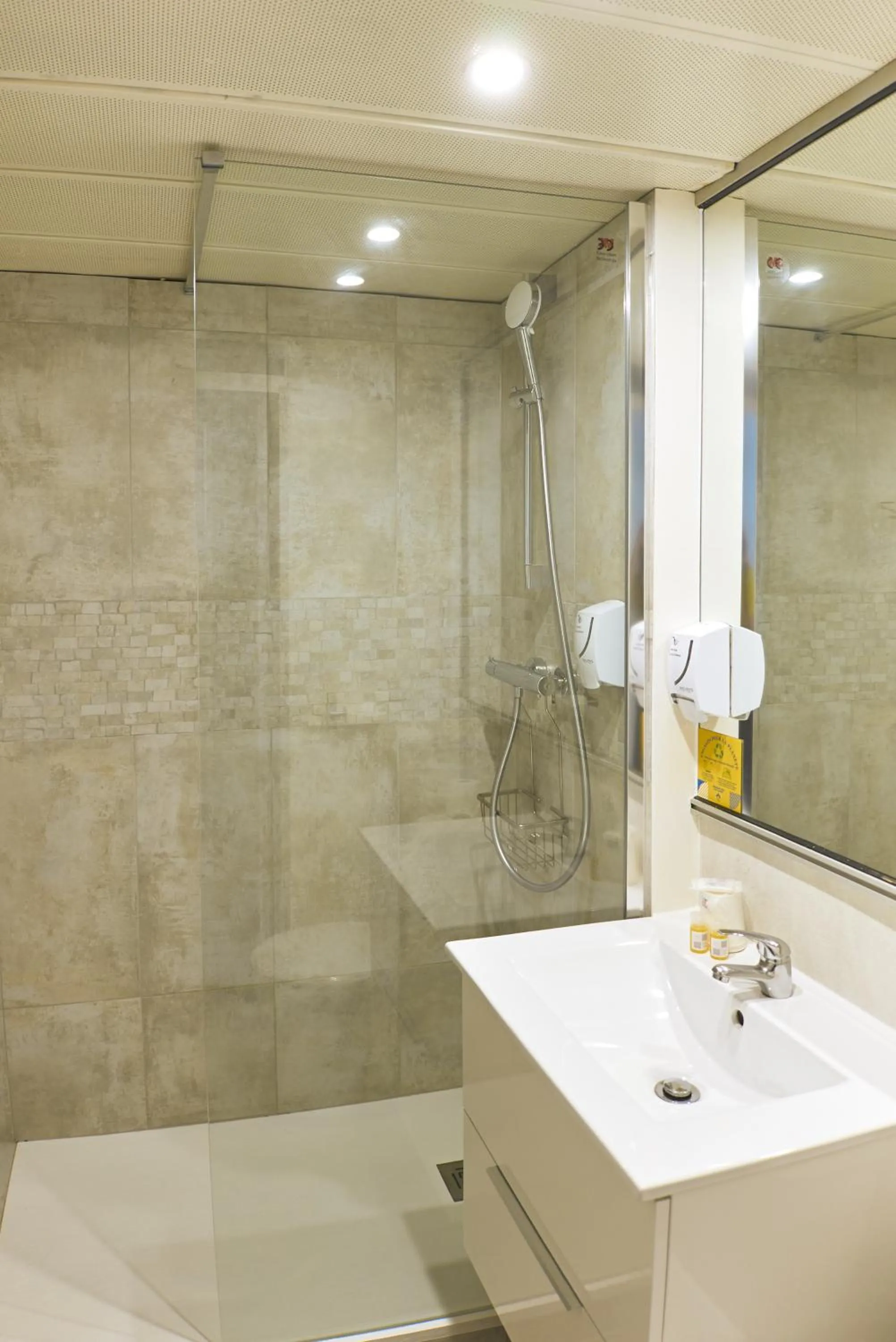 Shower in Hôtel Les Rives Bleues