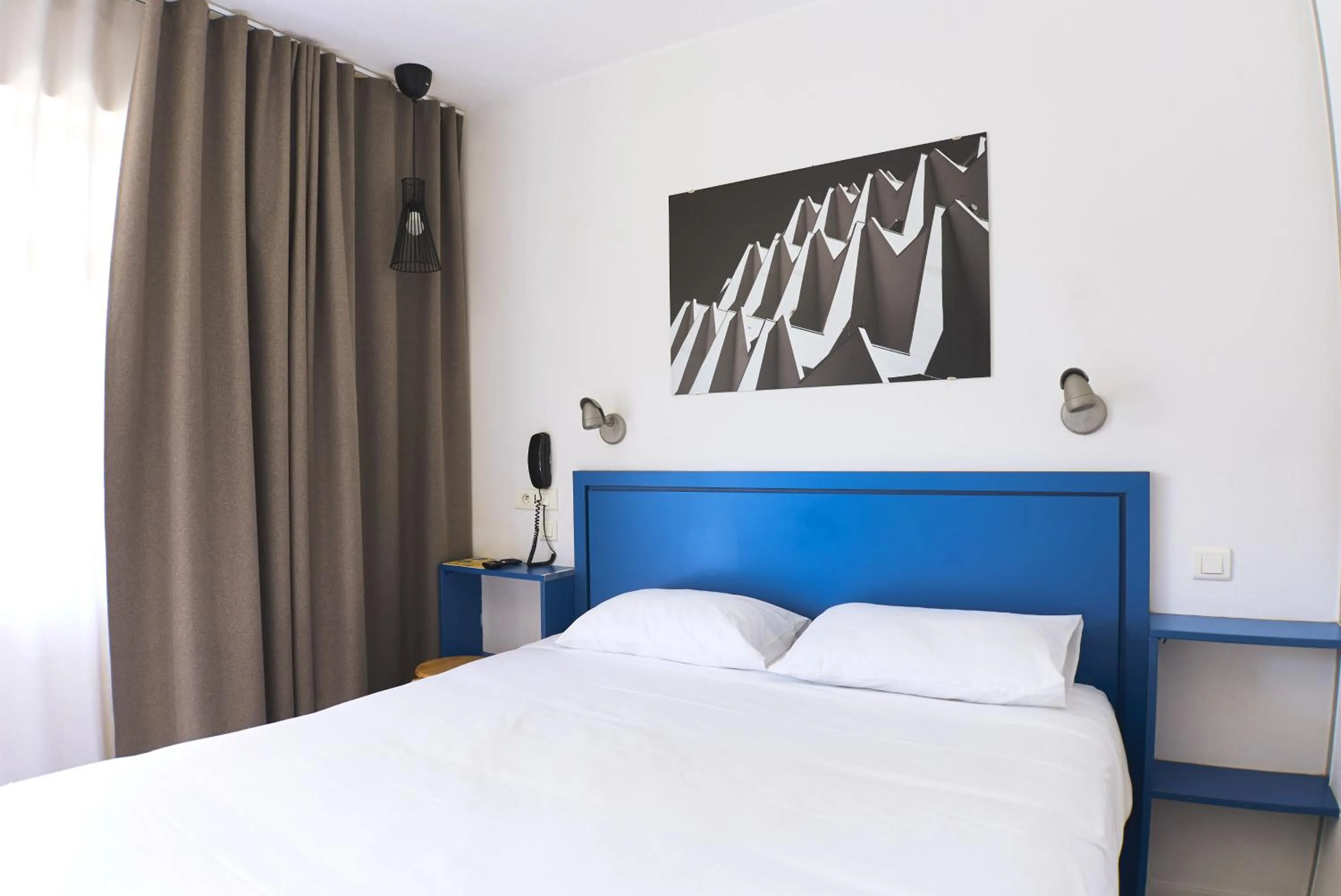 Photo of the whole room, Bed in Hôtel Les Rives Bleues