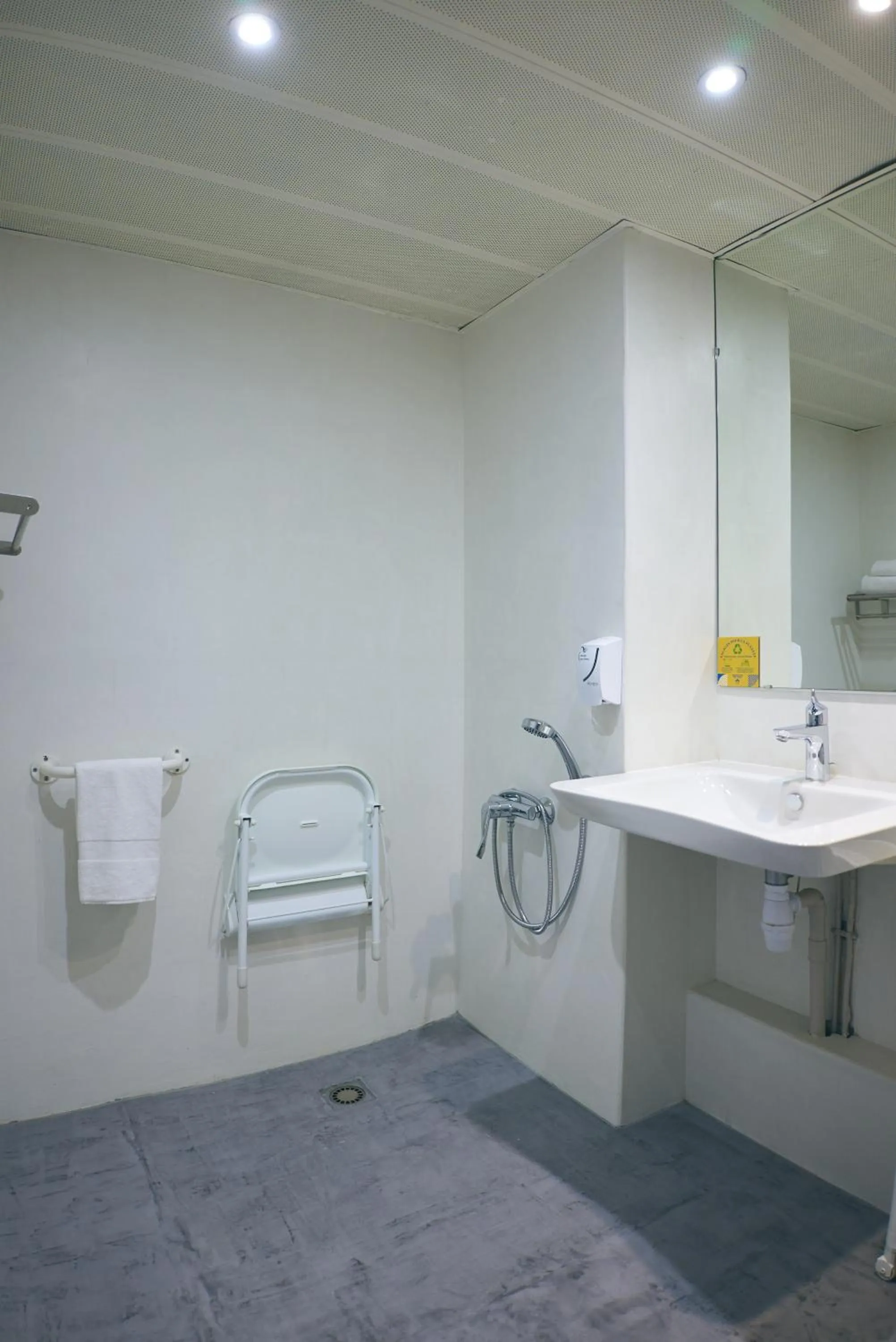 Bathroom in Hôtel Les Rives Bleues