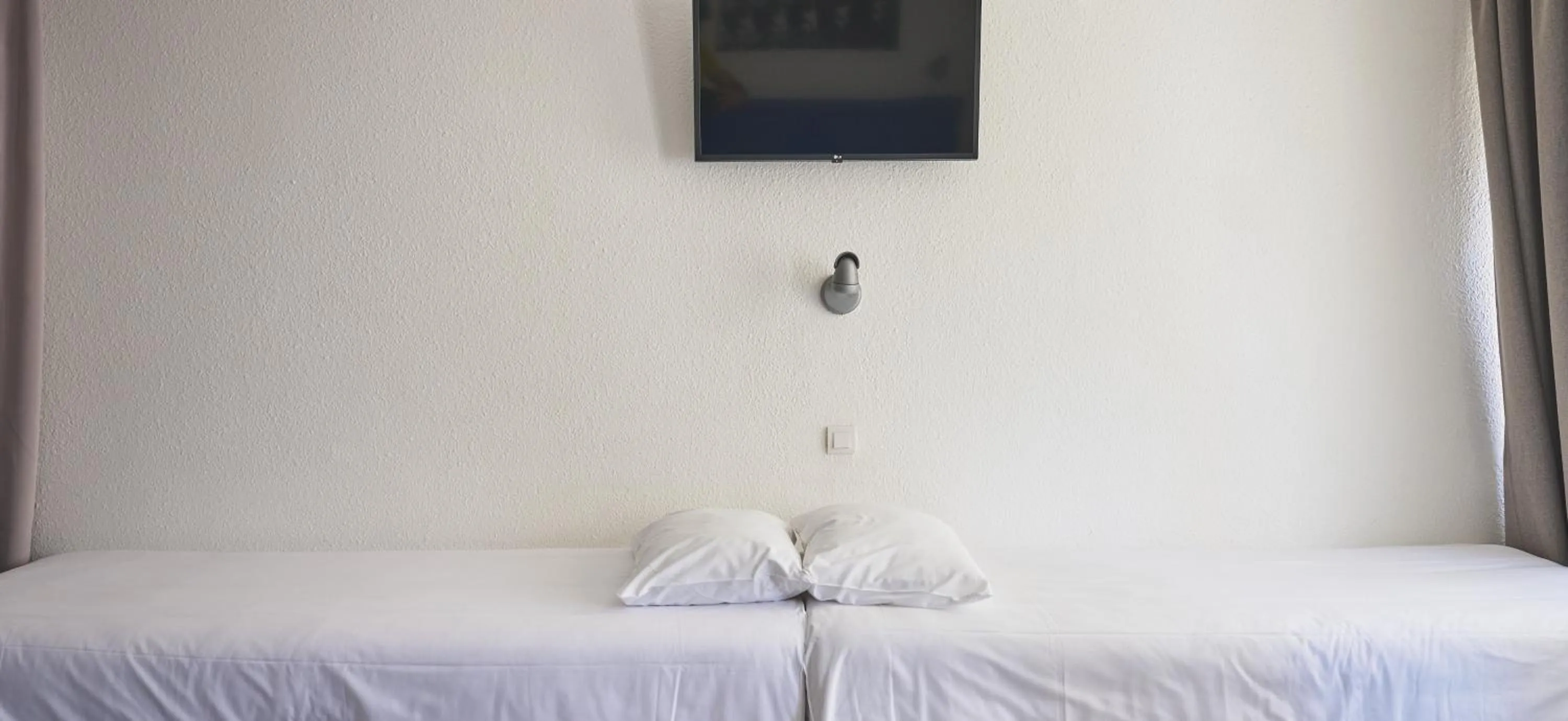 Bedroom, Bed in Hôtel Les Rives Bleues
