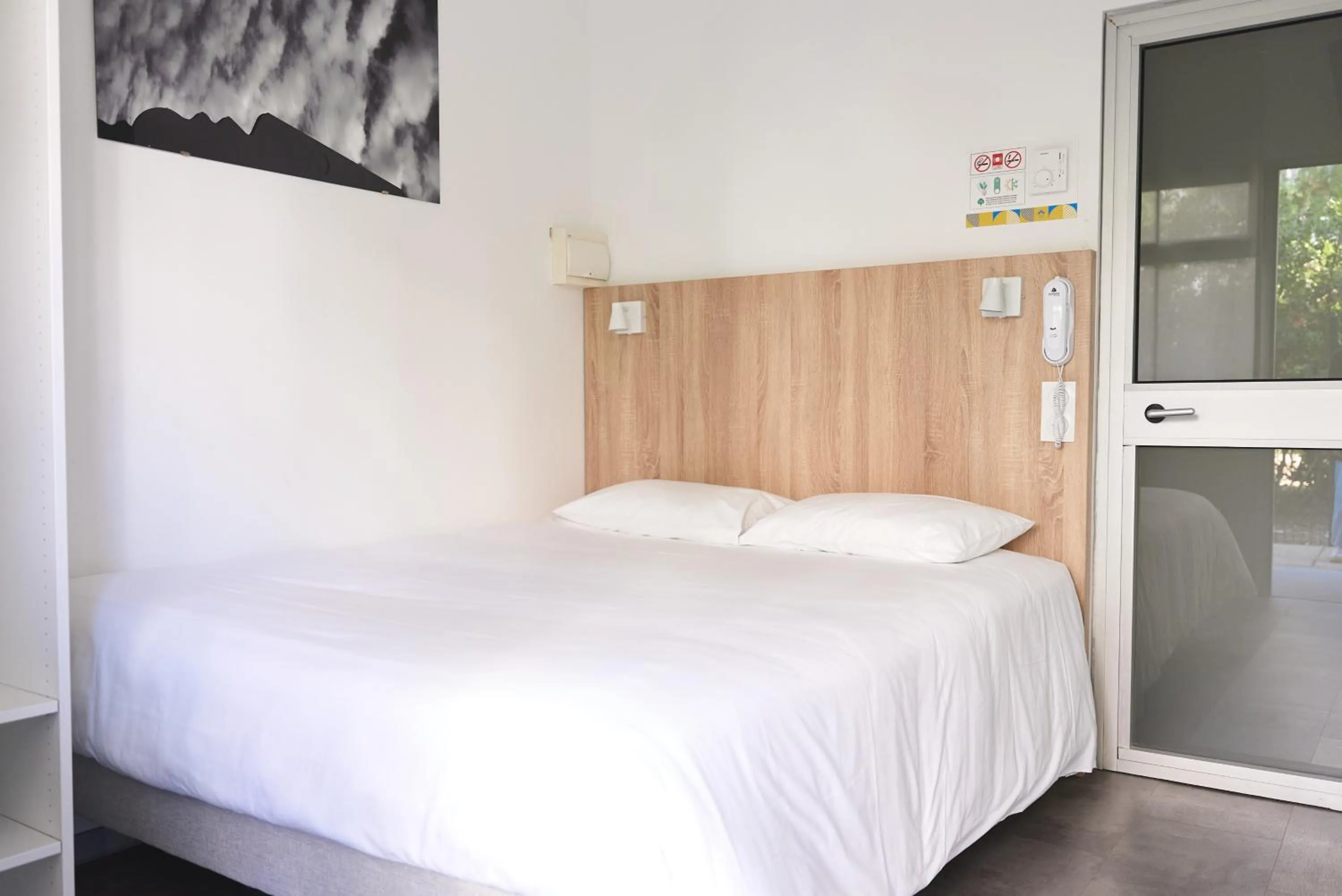 Bedroom, Bed in Hôtel Les Rives Bleues