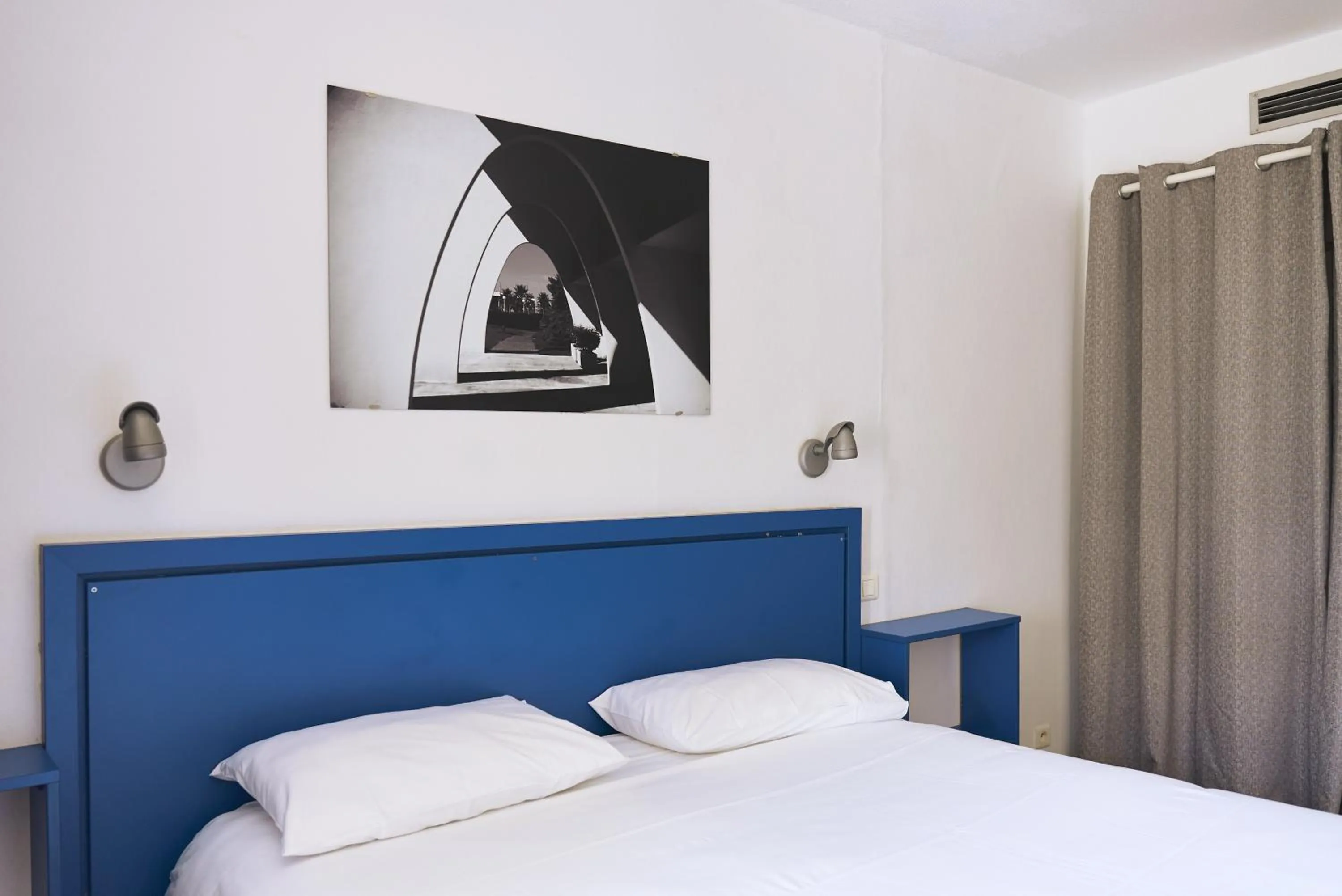 Bed in Hôtel Les Rives Bleues