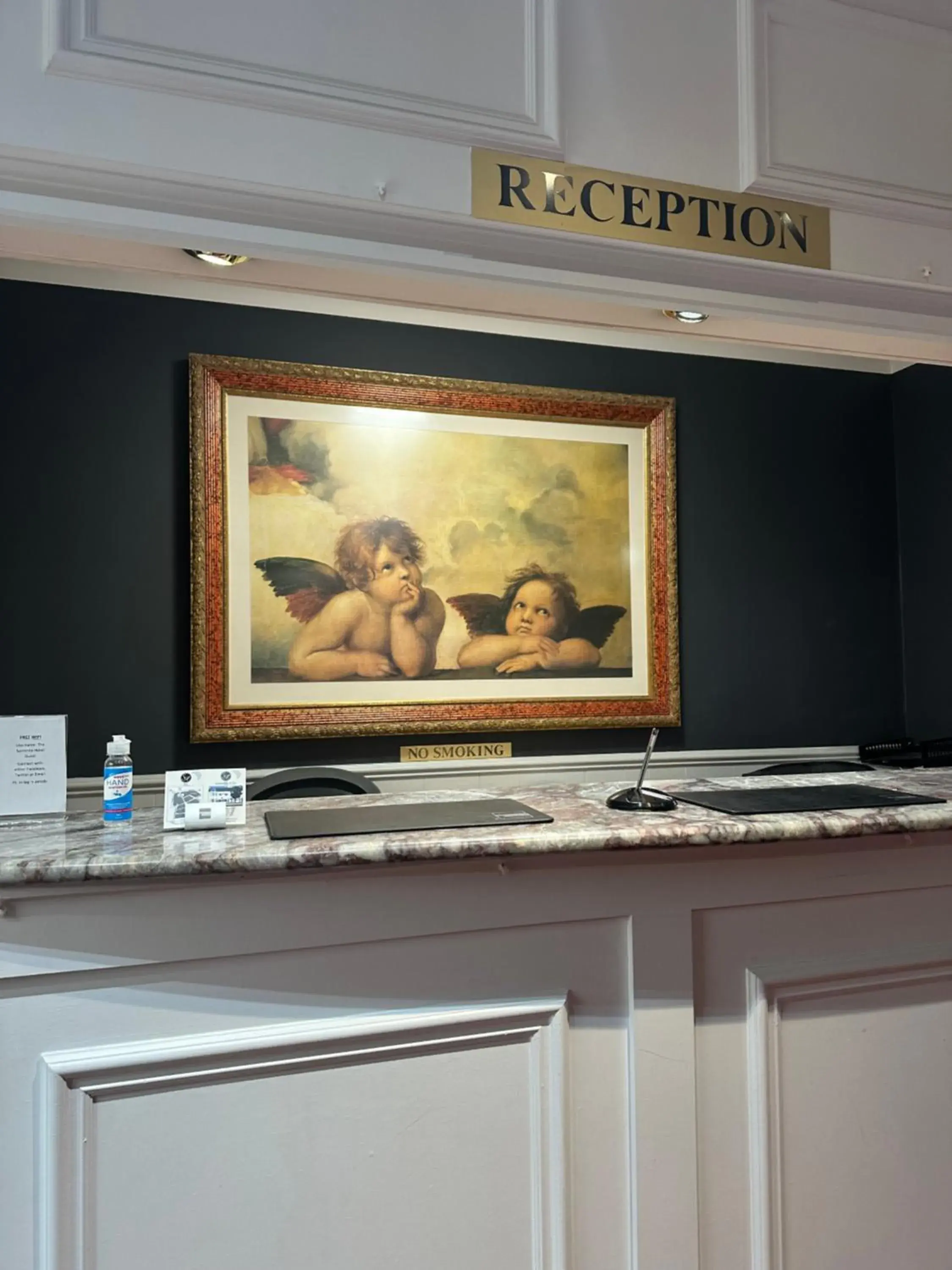 Lobby or reception, TV/Entertainment Center in Sorrento Hotel & Restaurant