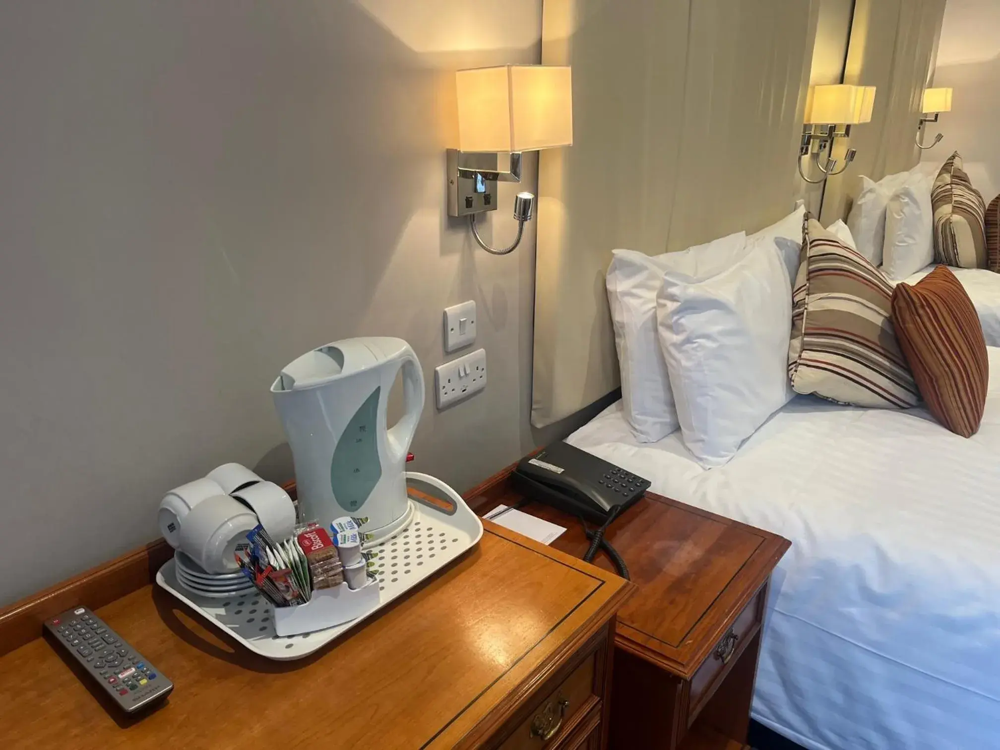 Coffee/tea facilities, Bed in Sorrento Hotel & Restaurant