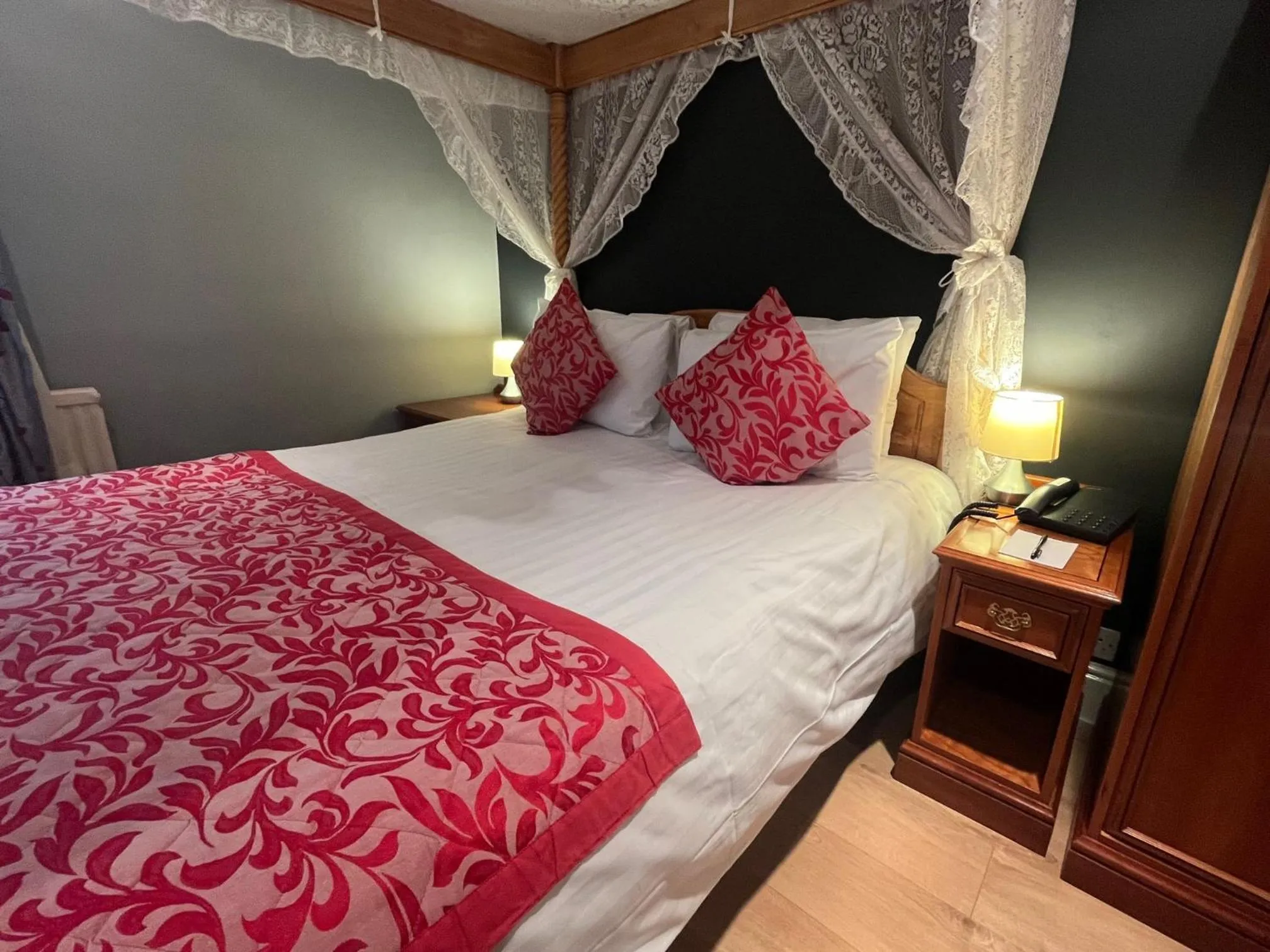 Bed in Sorrento Hotel & Restaurant