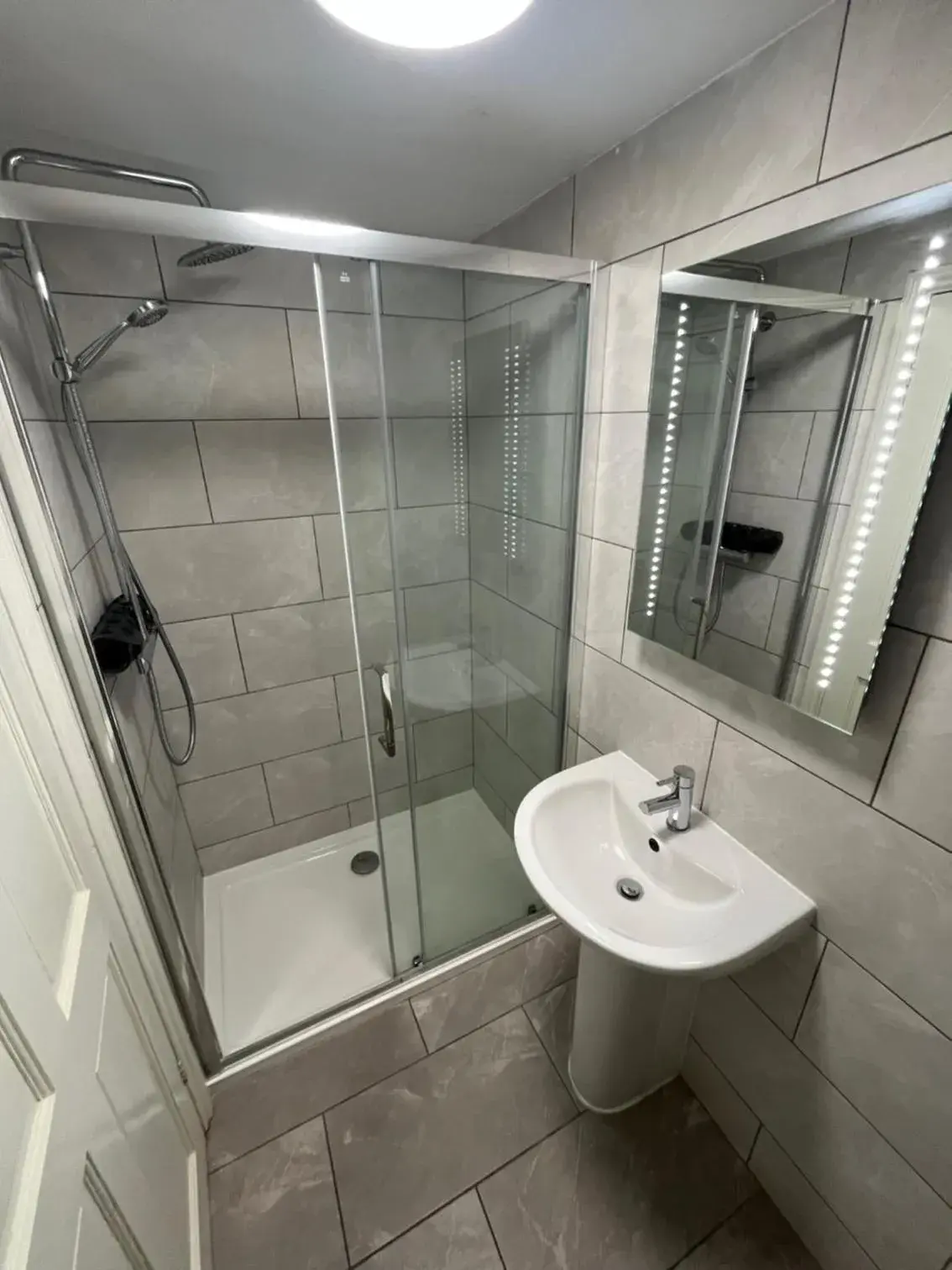 Shower, Bathroom in Sorrento Hotel & Restaurant