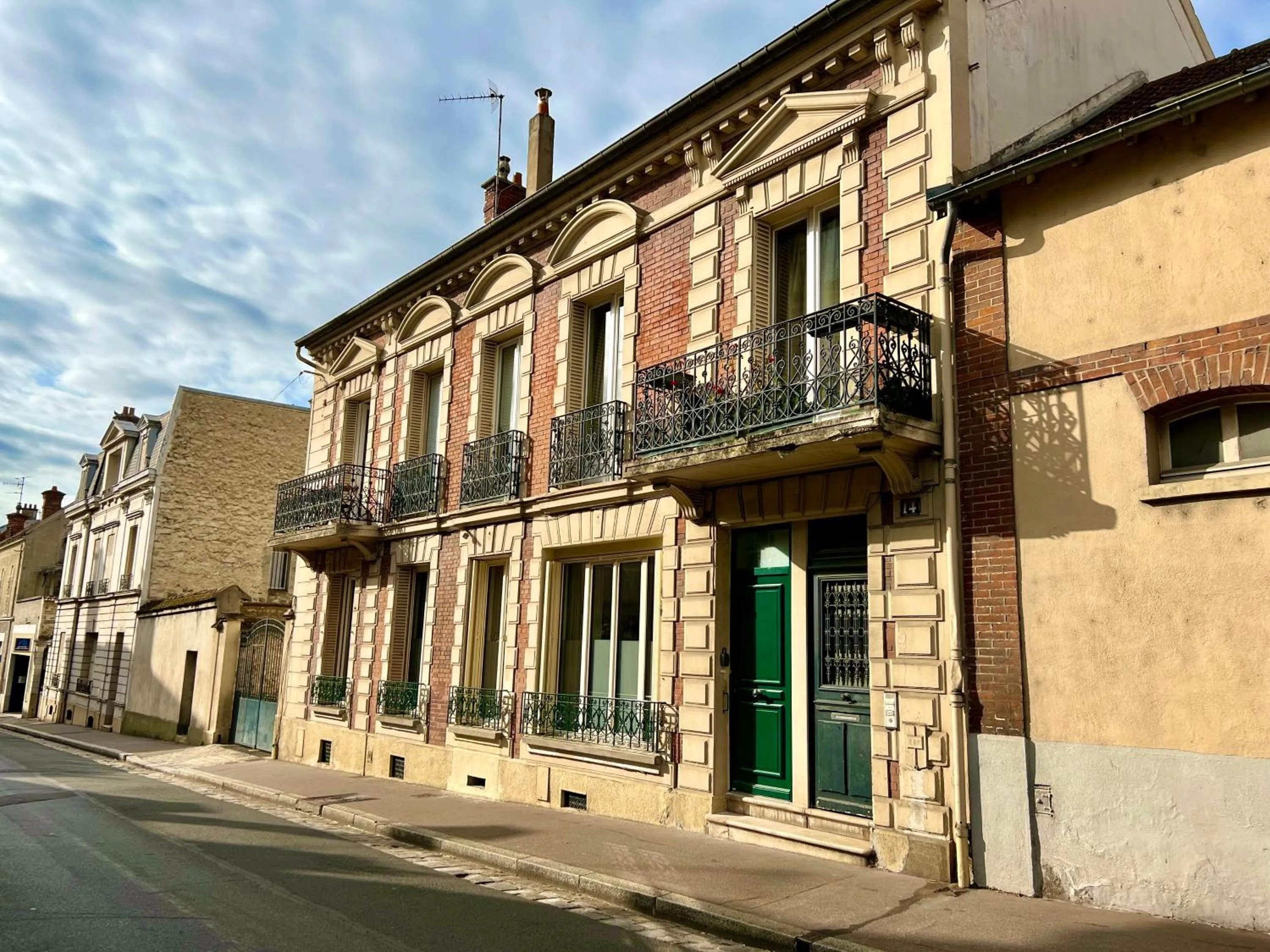 Appartement de luxe avec fresque, hyper centre et parking sûre