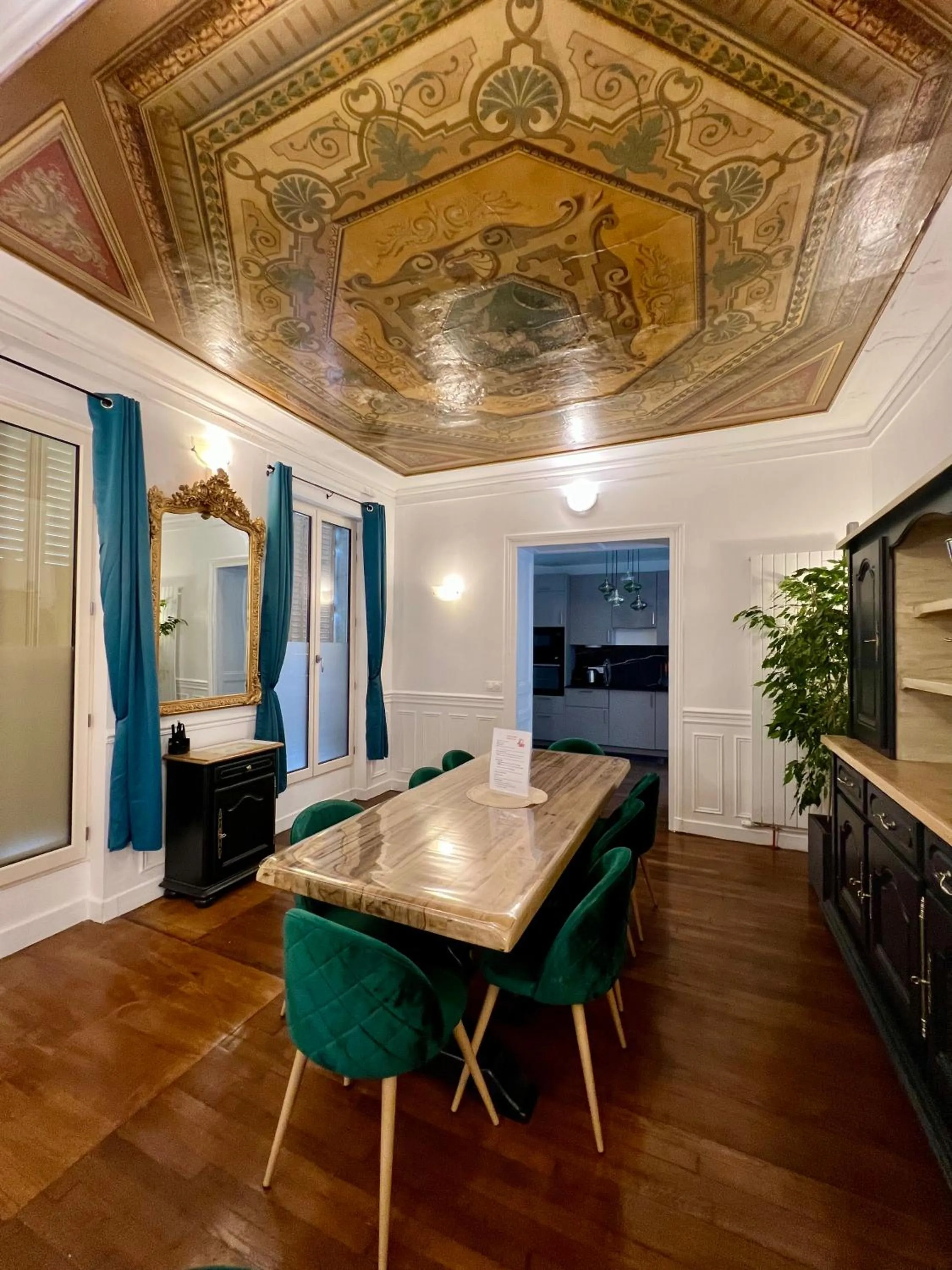 Appartement de luxe avec fresque, hyper centre et parking sûre