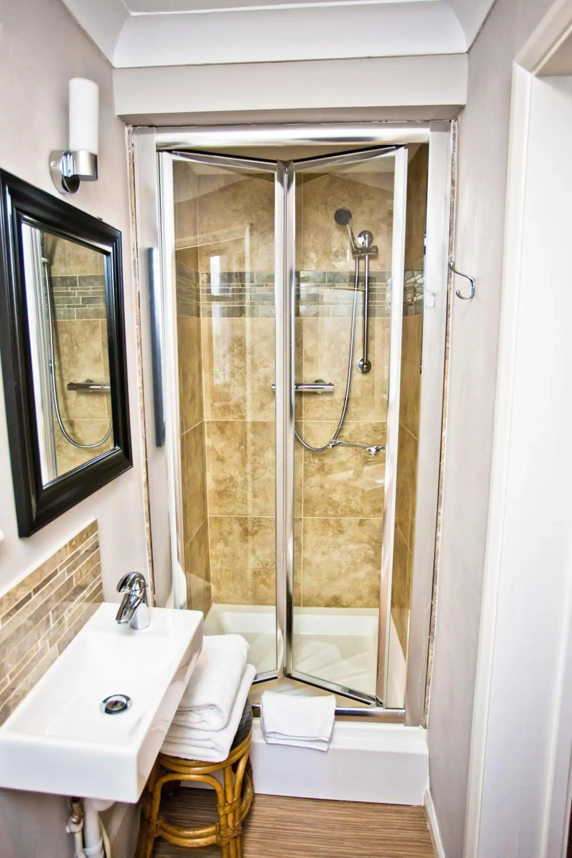 Shower in Wards Hotel & Restaurant Shower in Wards Hotel & Restaurant