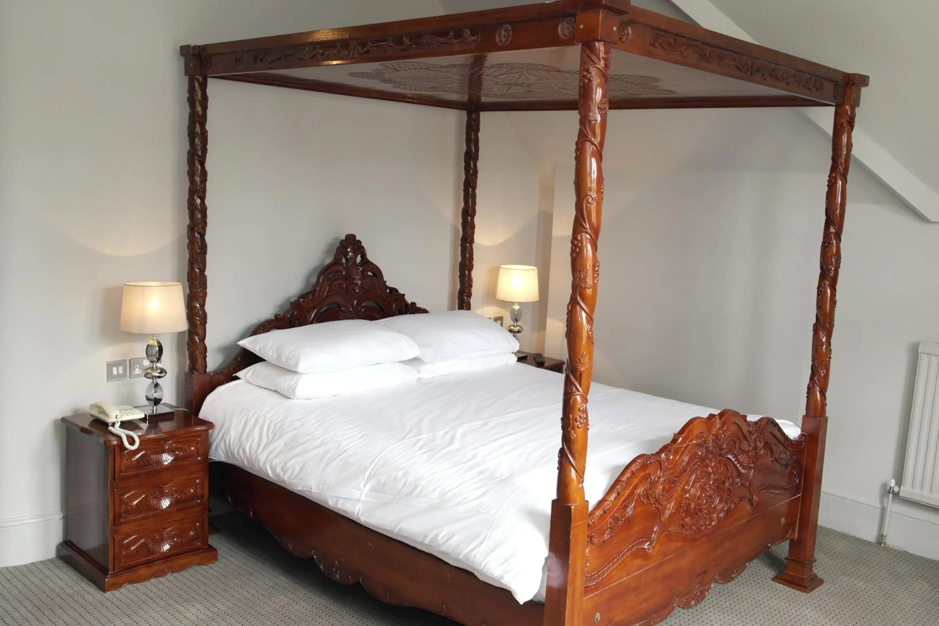 Bed in Wards Hotel & Restaurant