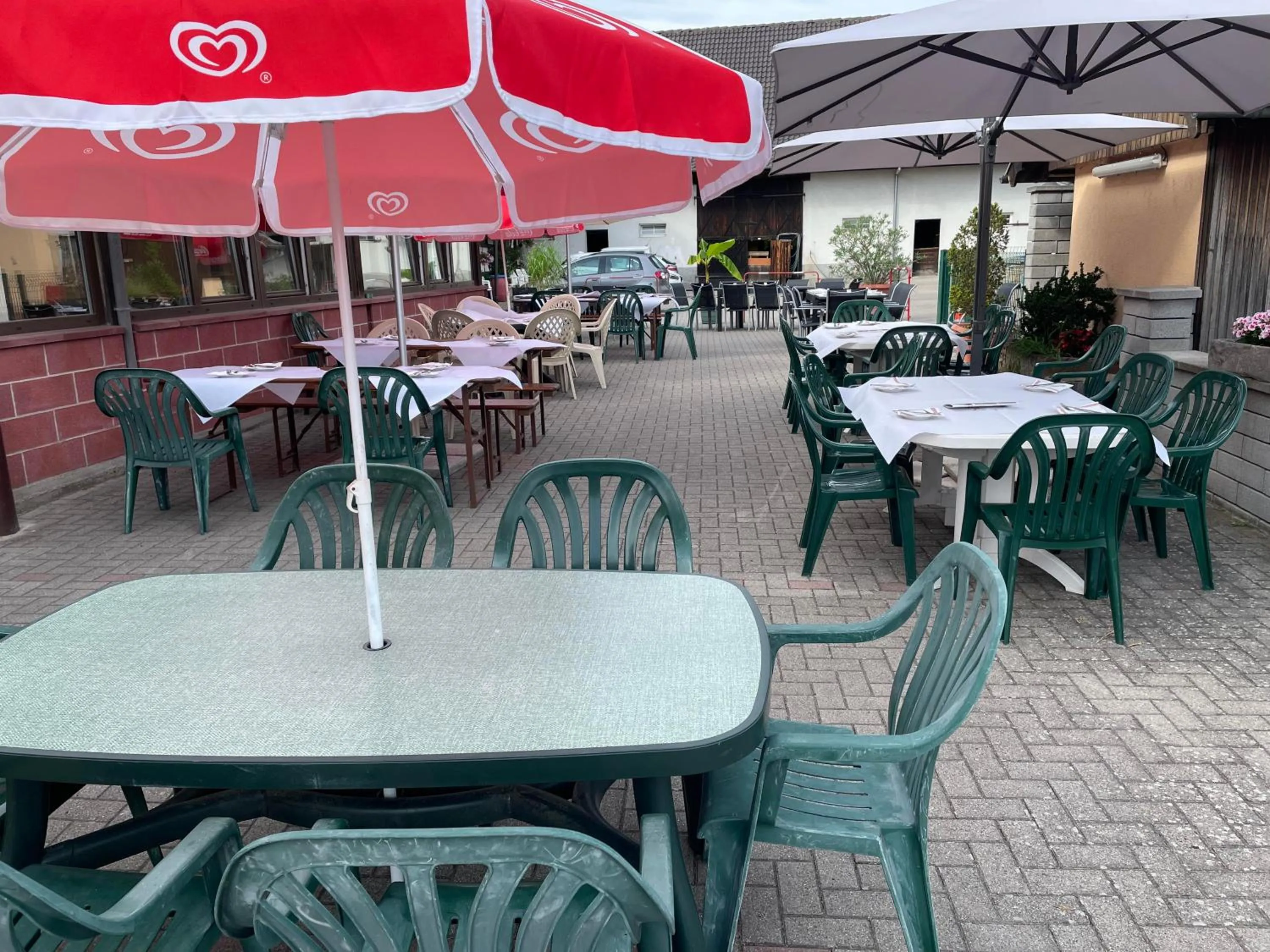 Patio in Hôtel à la croix d'or