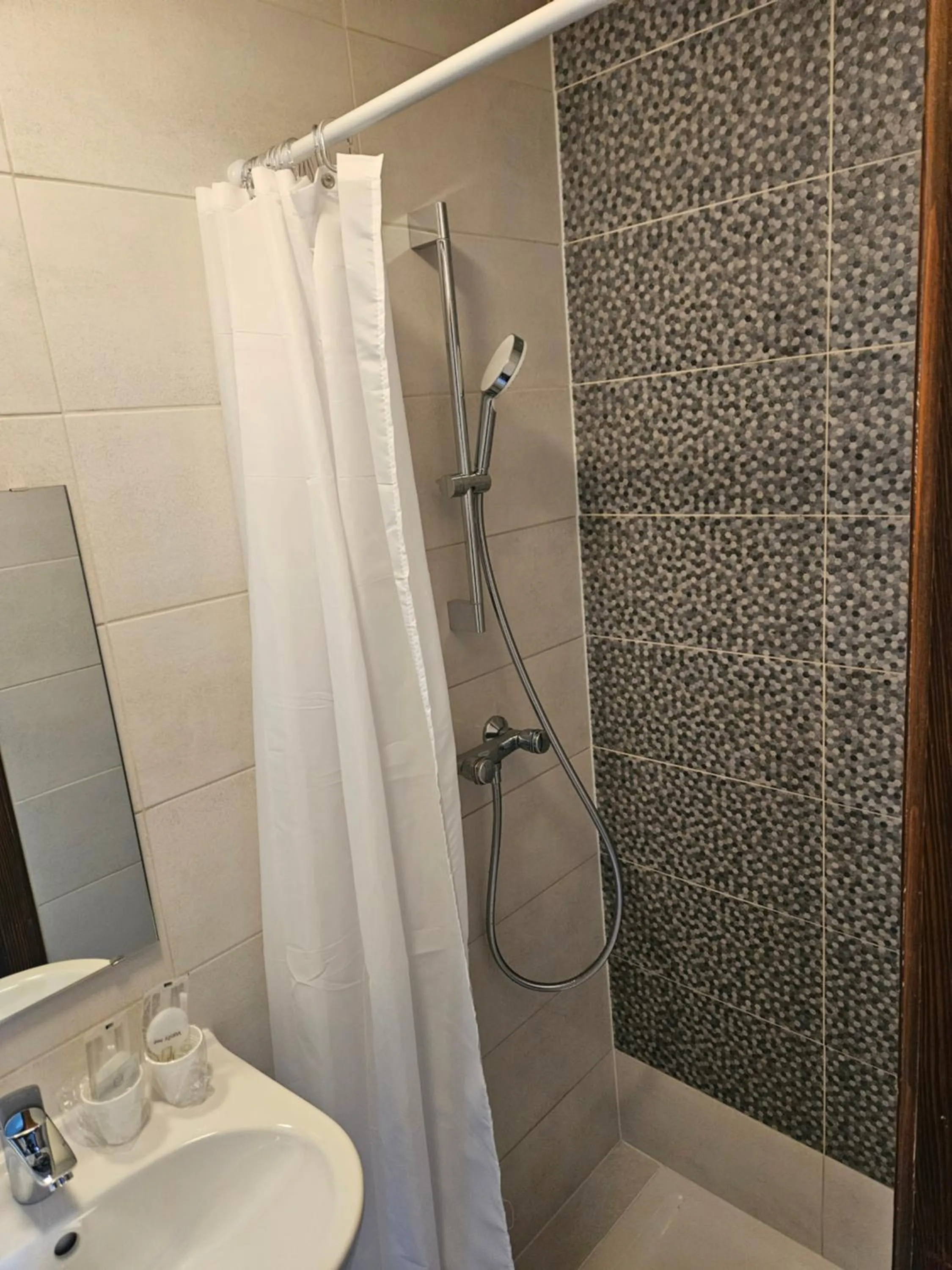 Shower in Hôtel à la croix d'or