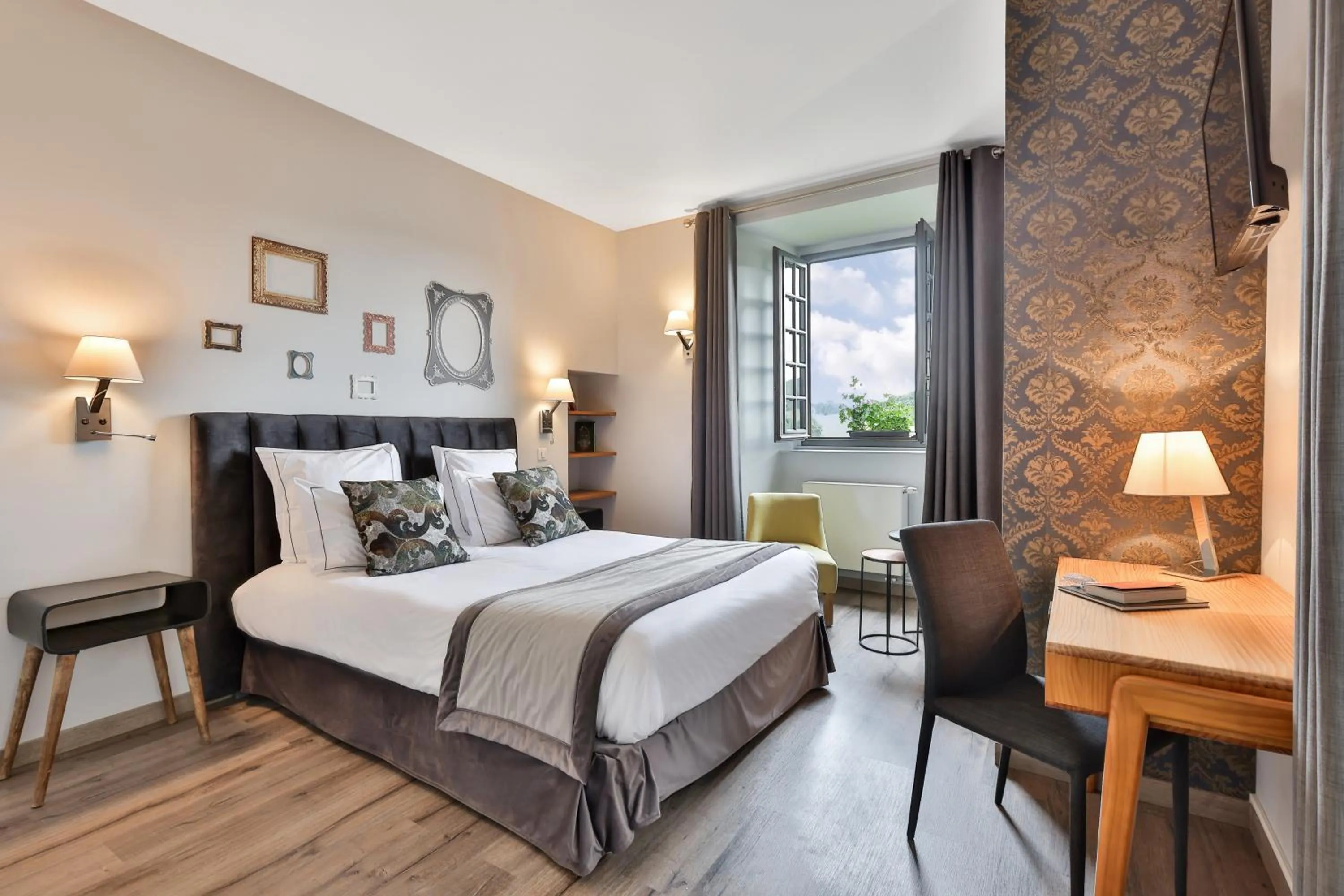 Bedroom, Bed in Hôtel Joyet de Maubec