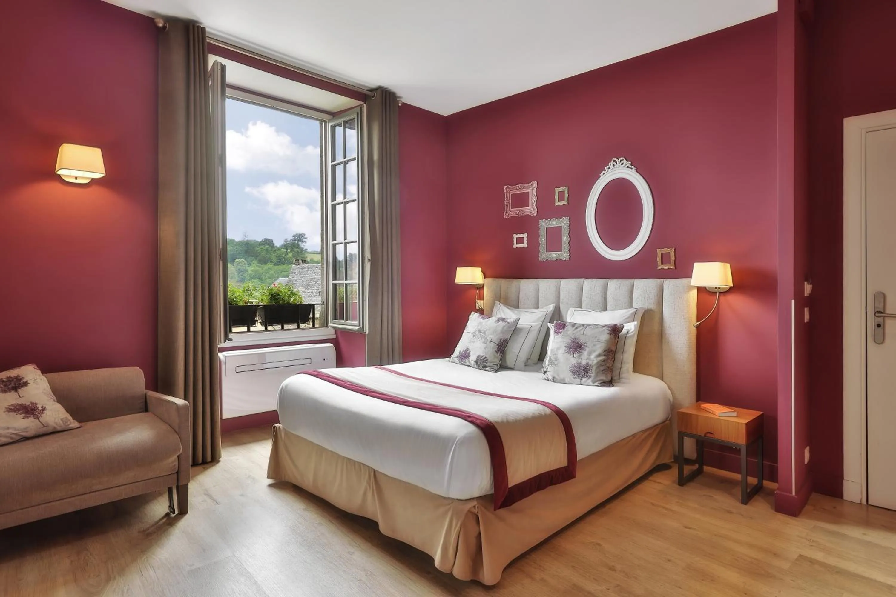 Bed in Hôtel Joyet de Maubec