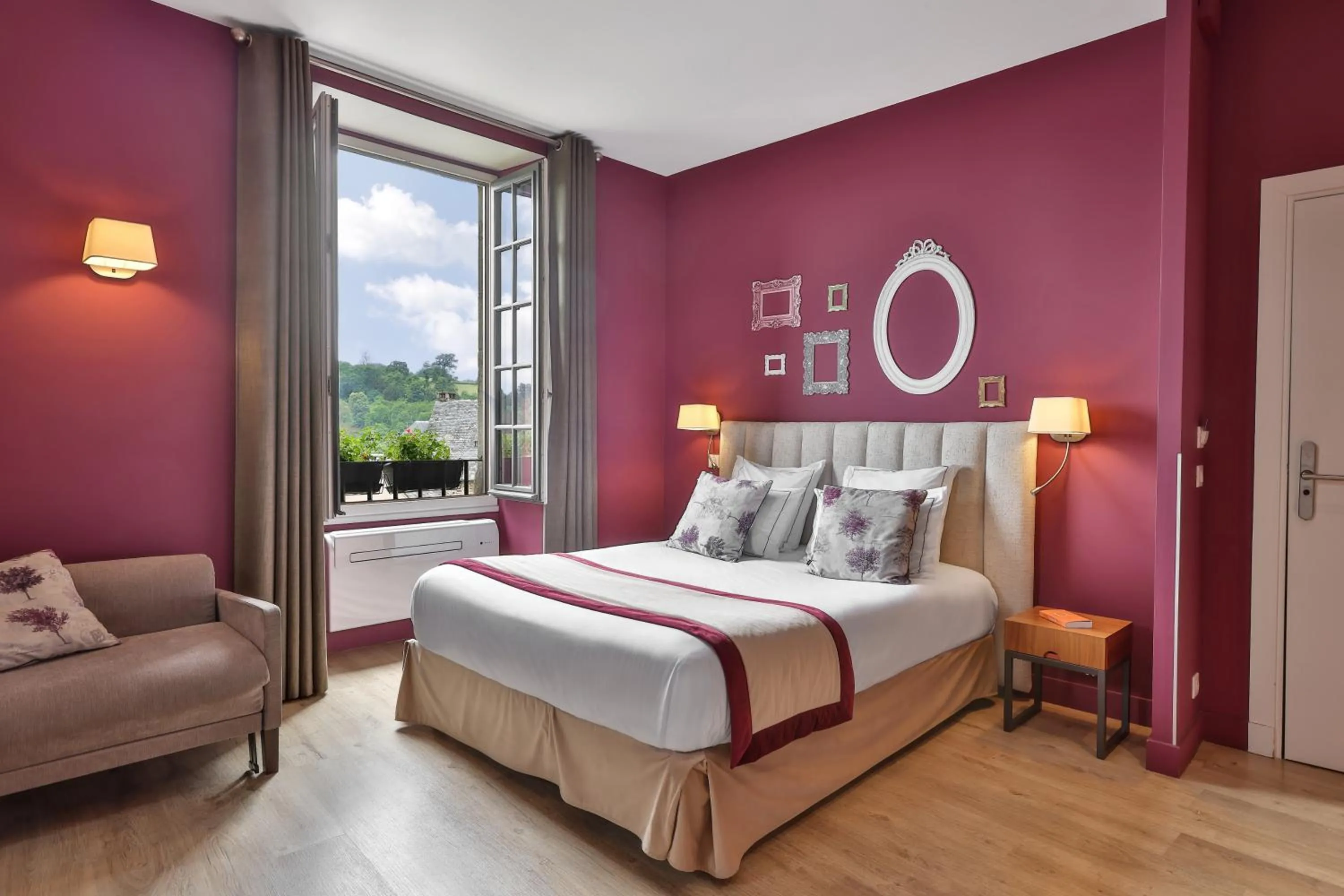 Bedroom, Bed in Hôtel Joyet de Maubec