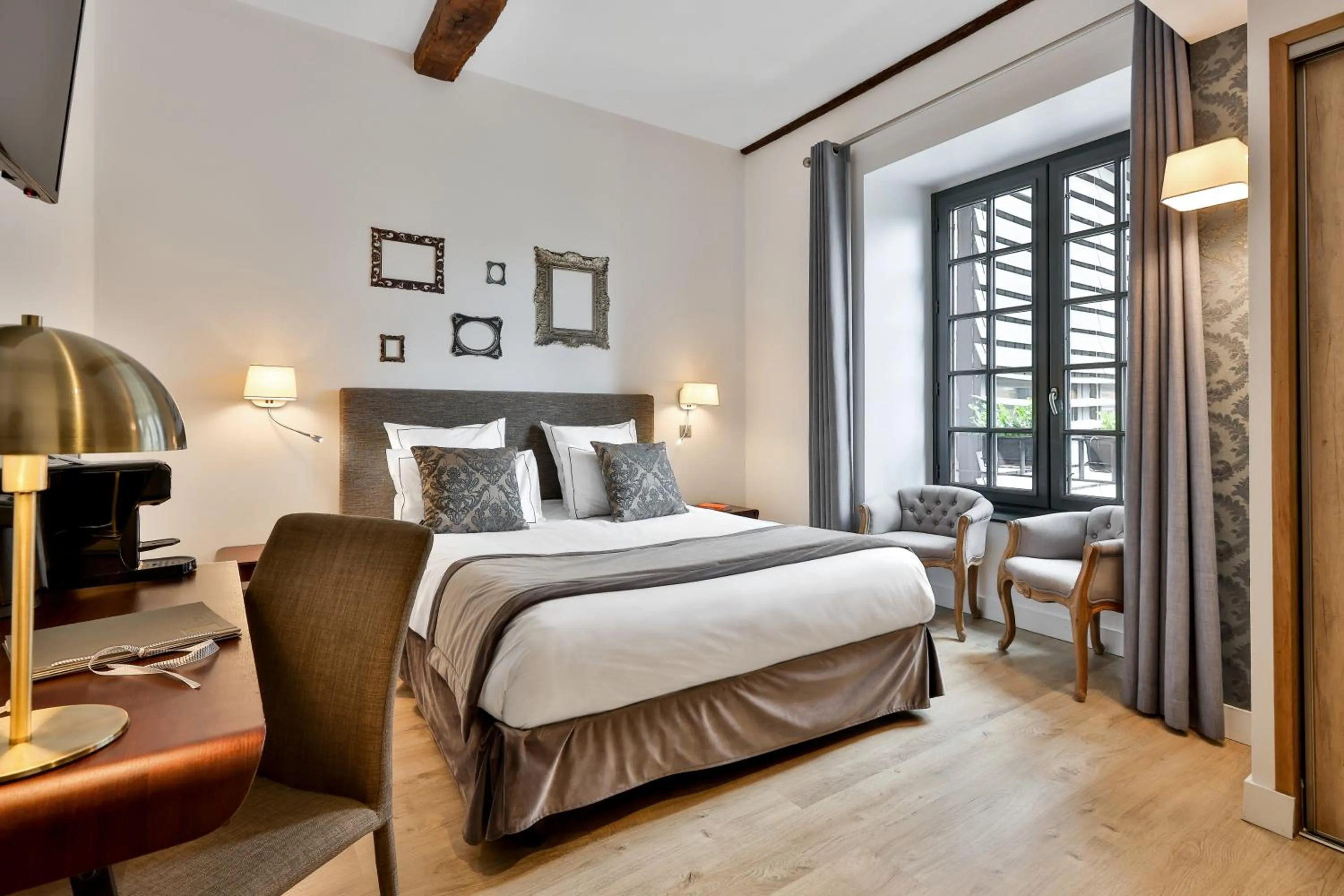 Bedroom, Bed in Hôtel Joyet de Maubec