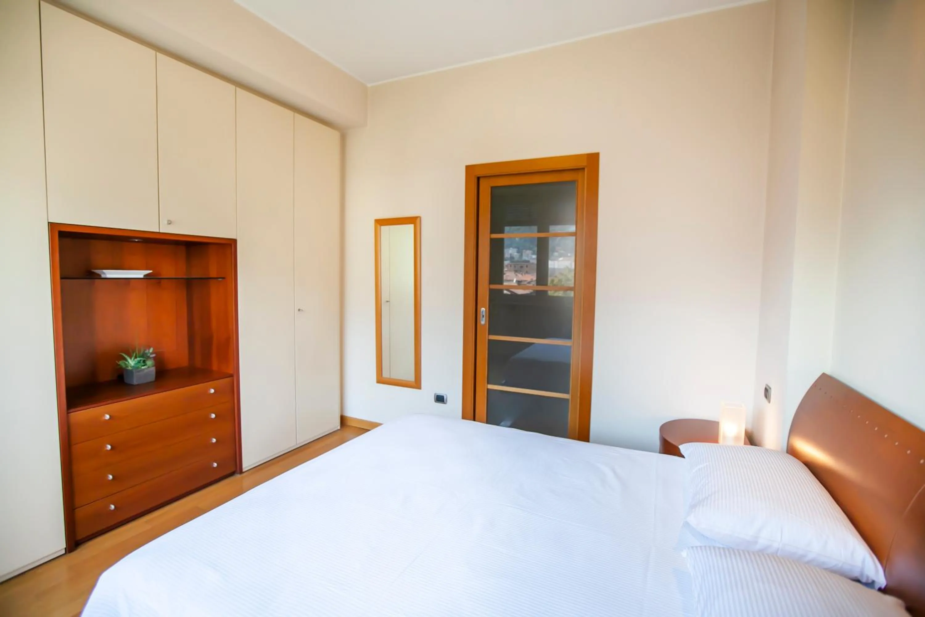 Photo of the whole room, Bed in Skyline by Comorooms