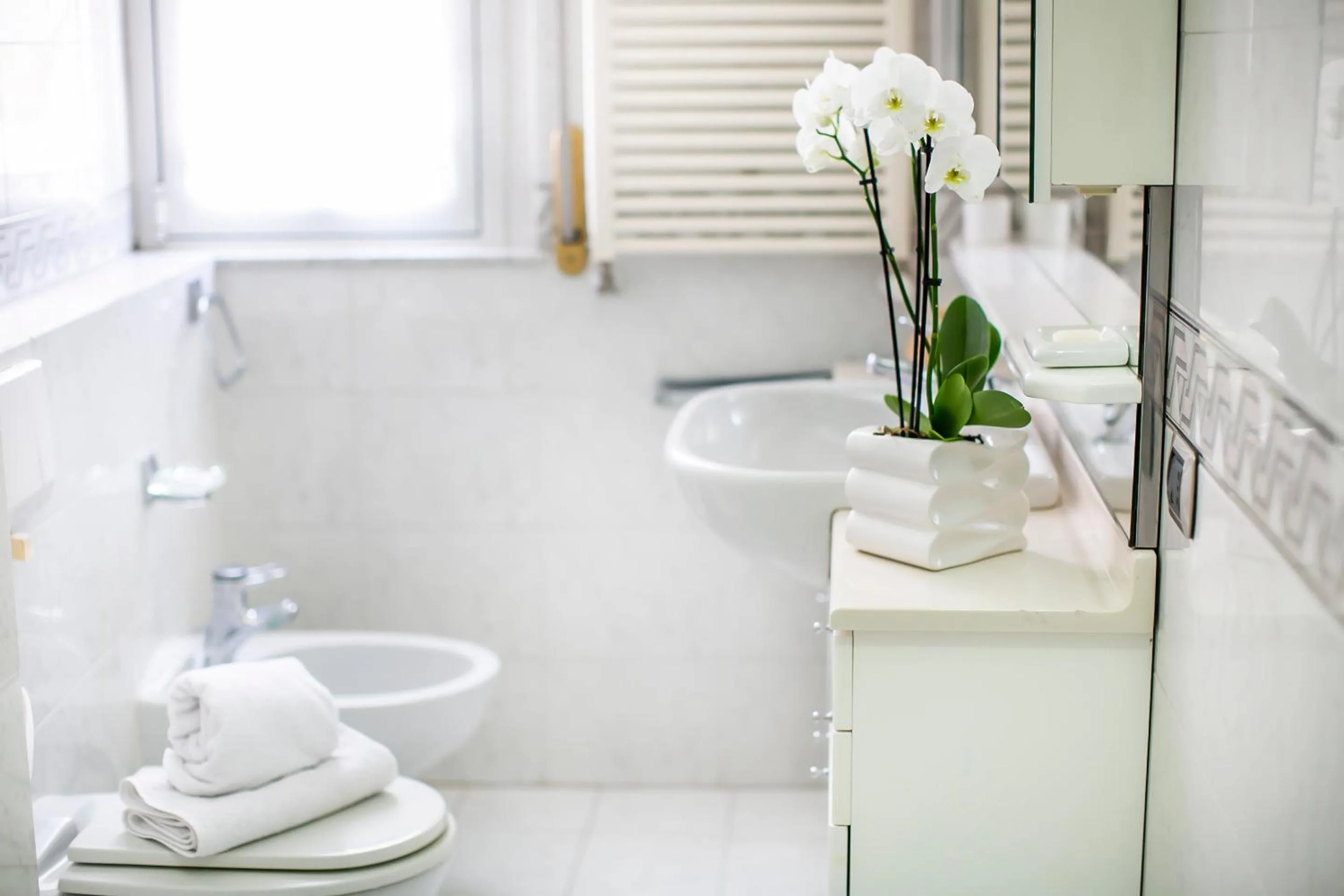 Toilet in Skyline by Comorooms