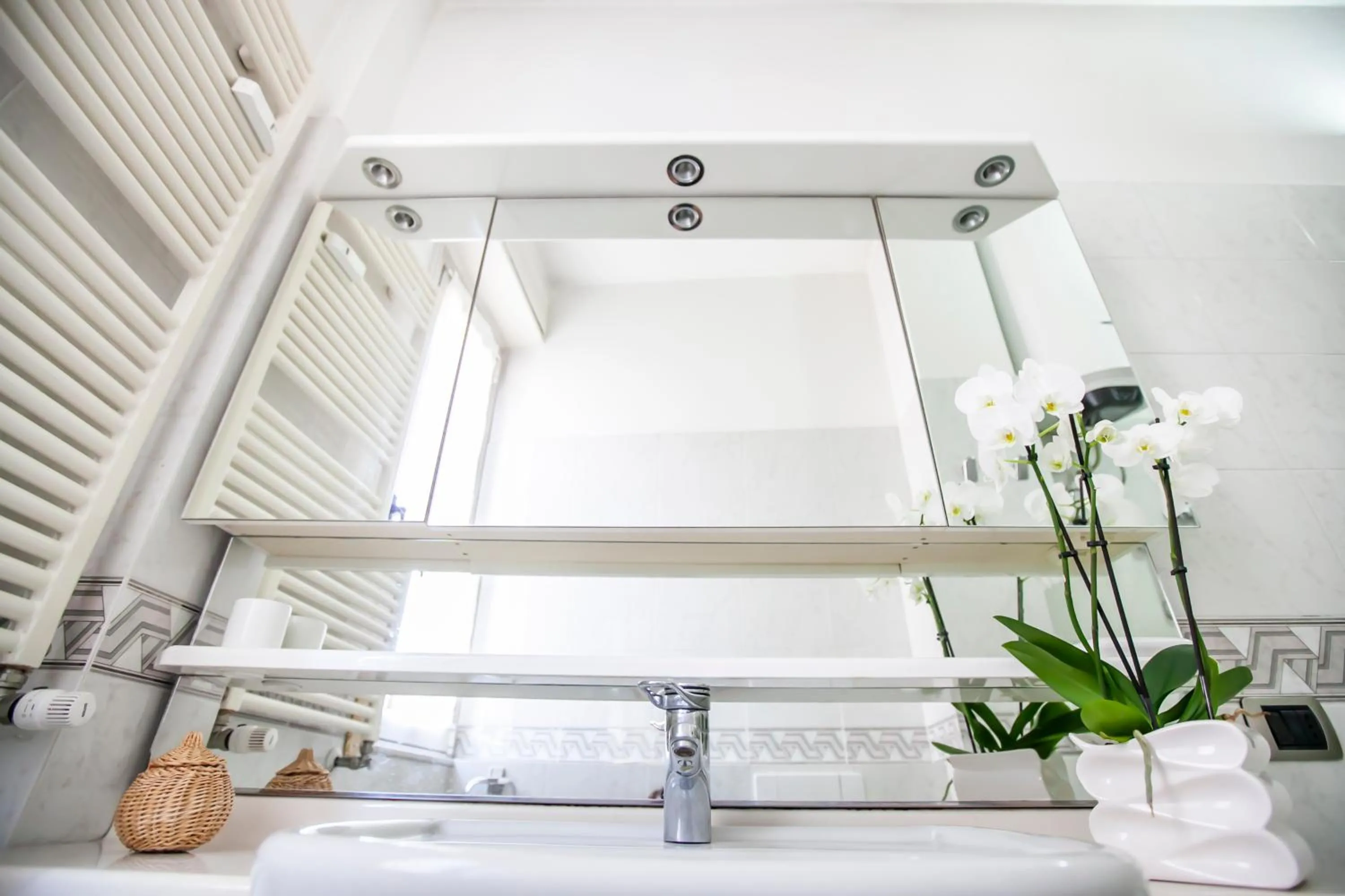 Bathroom in Skyline by Comorooms