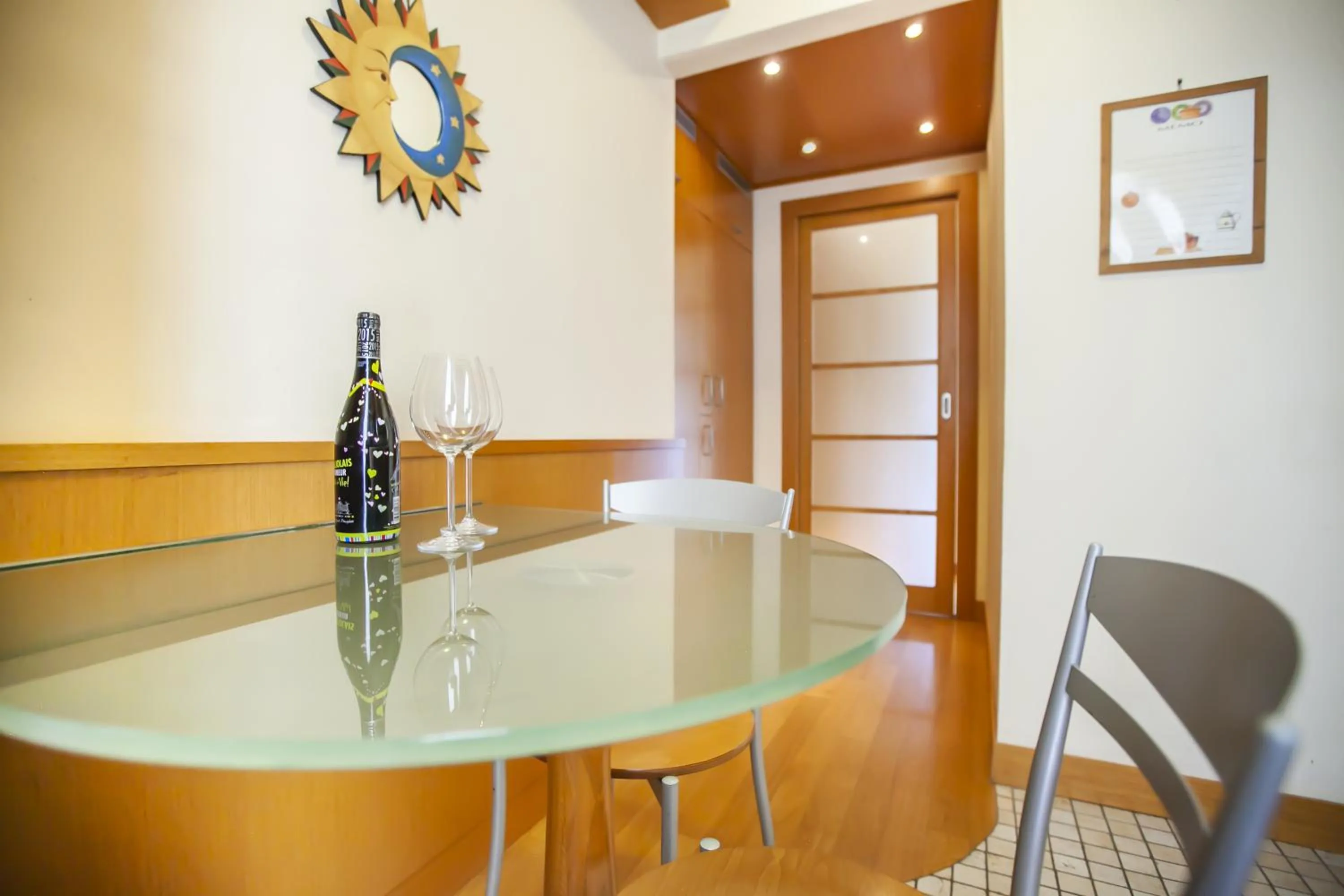 Dining area in Skyline by Comorooms