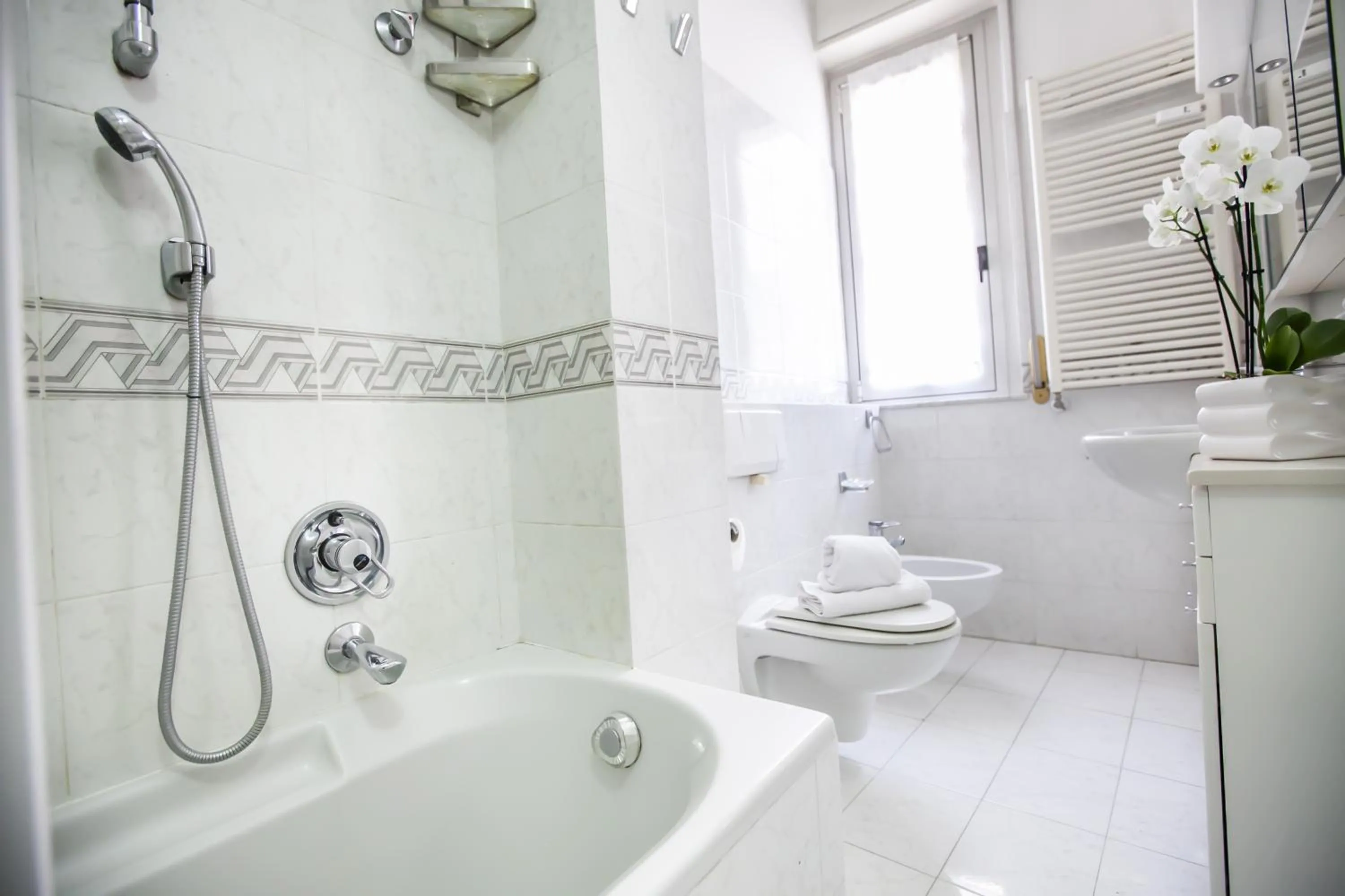 Toilet in Skyline by Comorooms