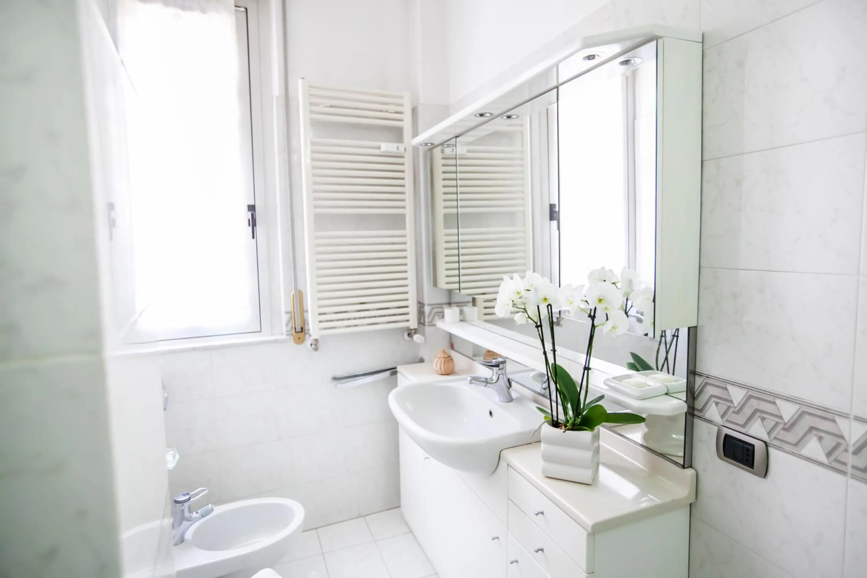 Toilet in Skyline by Comorooms