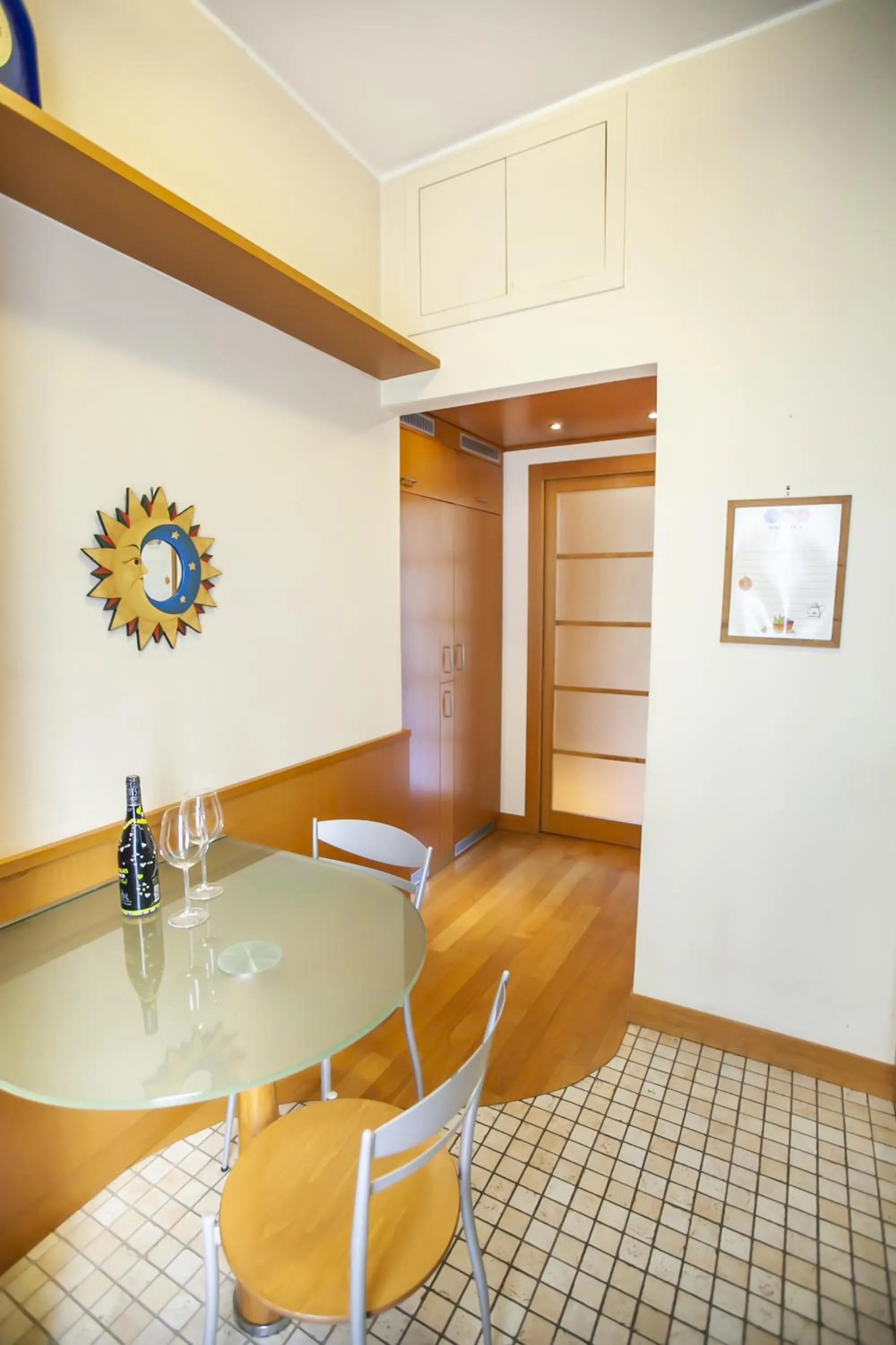 Dining area in Skyline by Comorooms
