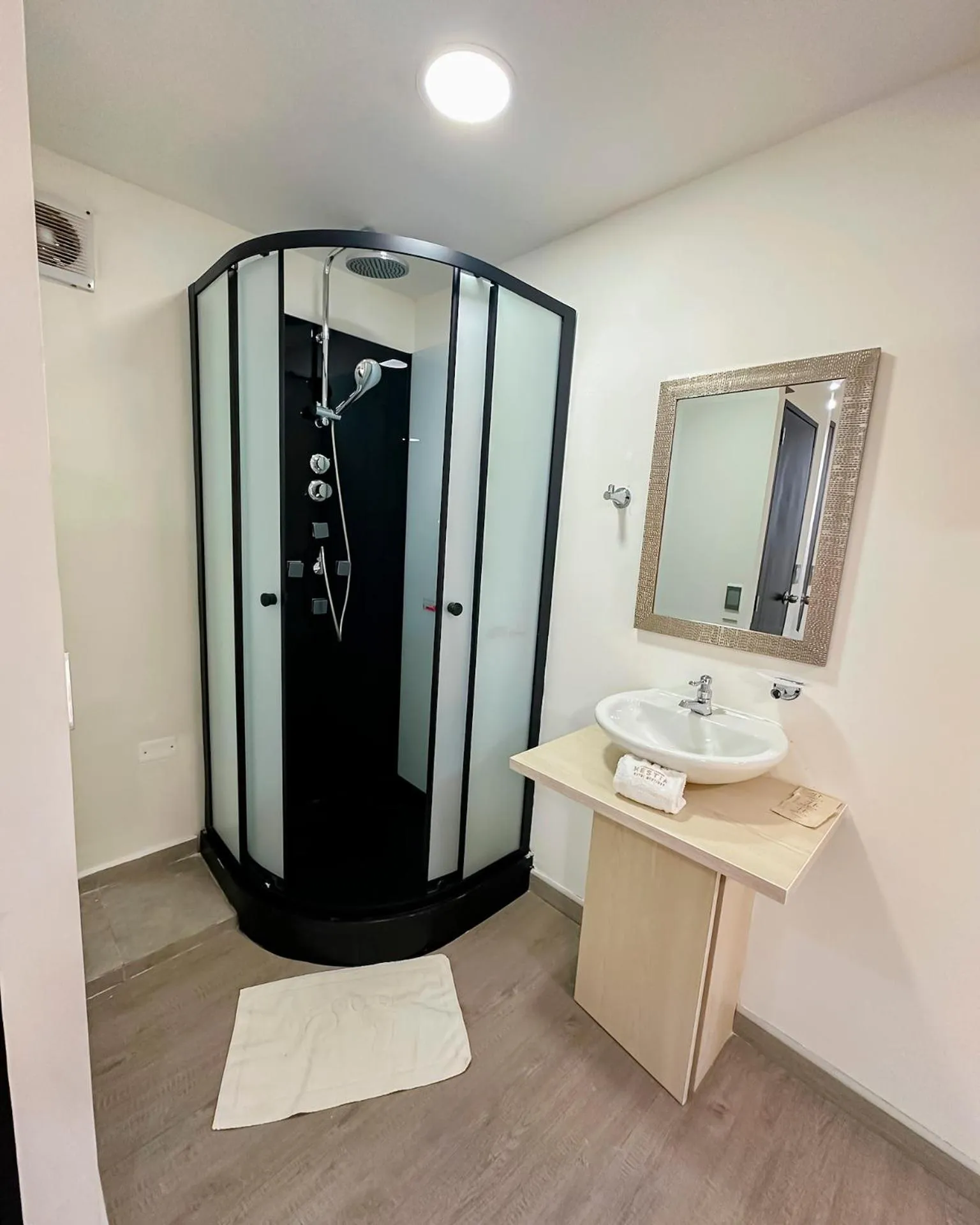 Shower in Orbe Hotel Medellín