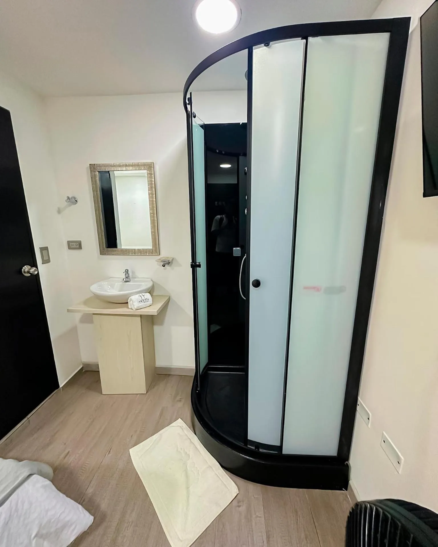 Shower in Orbe Hotel Medellín