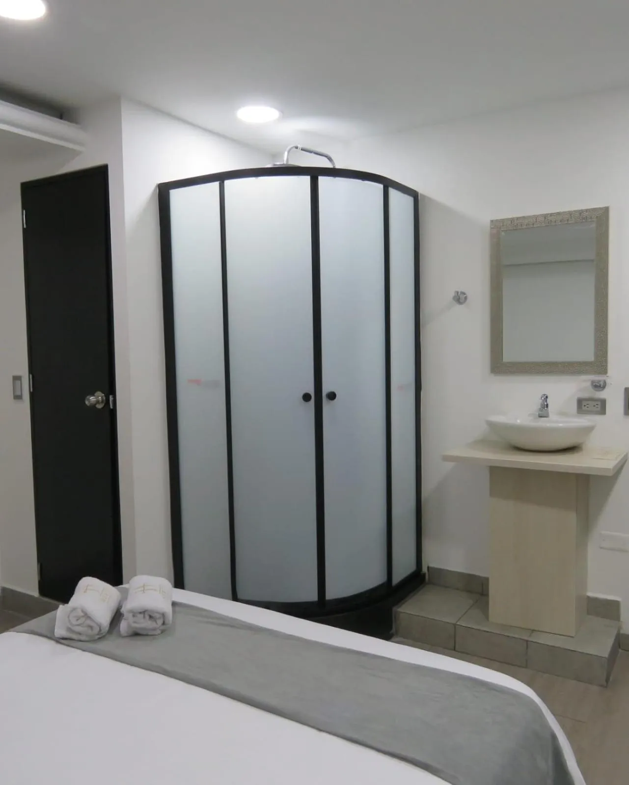 Shower, Bed in Orbe Hotel Medellín