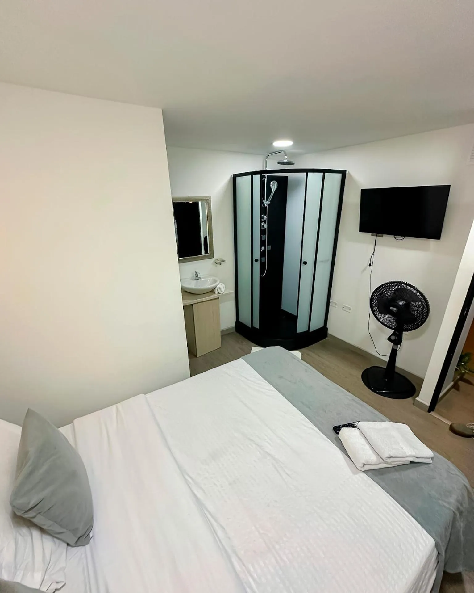 Shower, Bed in Orbe Hotel Medellín