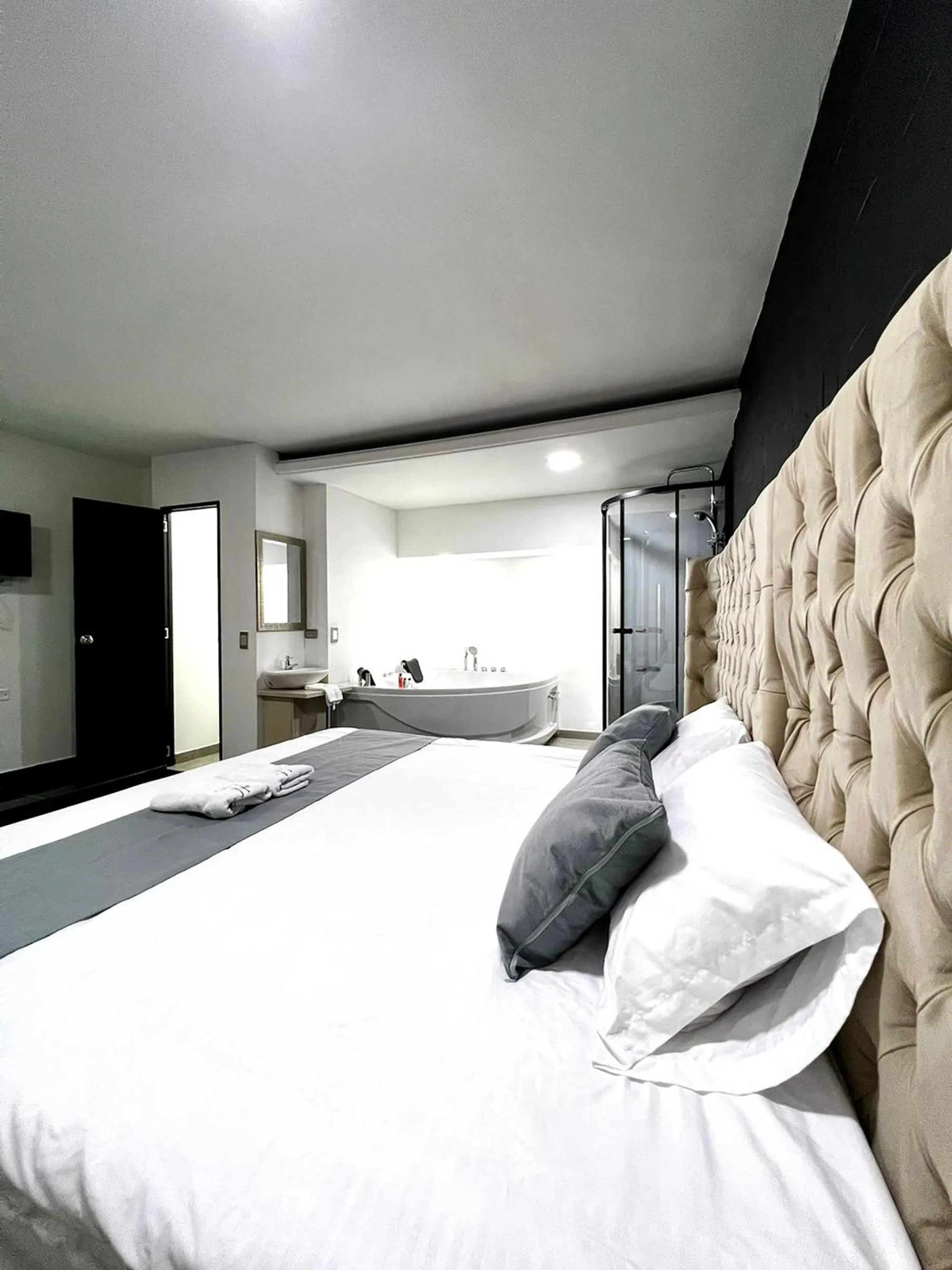 Shower, Bed in Orbe Hotel Medellín