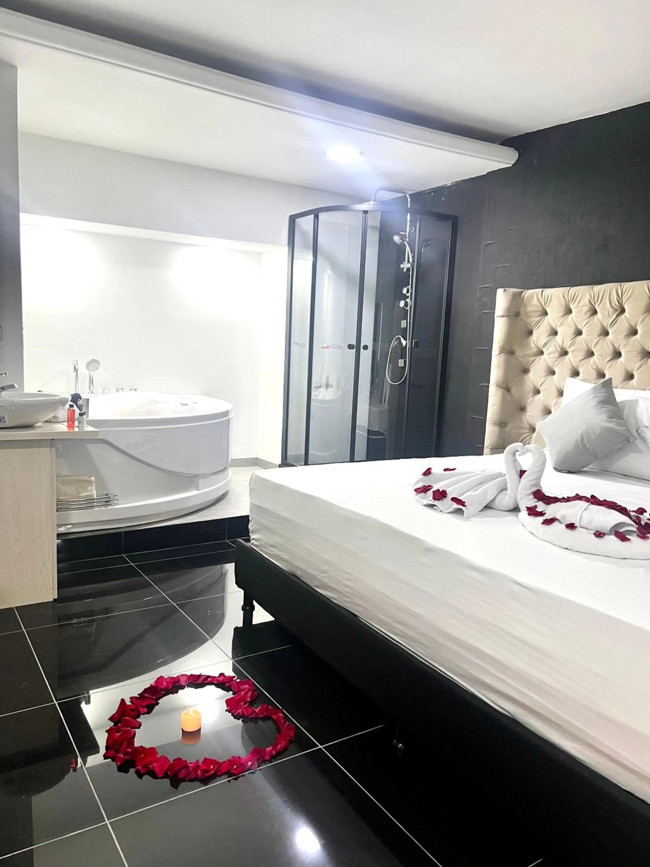 Shower, Bed in Orbe Hotel Medellín