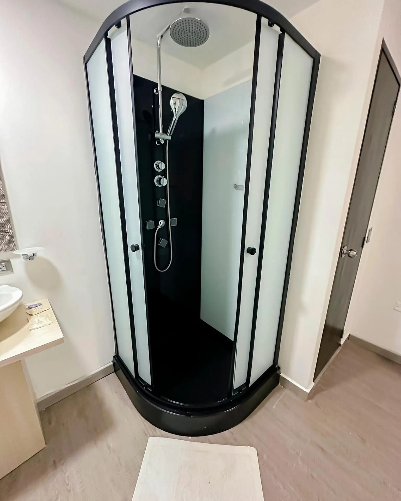 Shower in Orbe Hotel Medellín