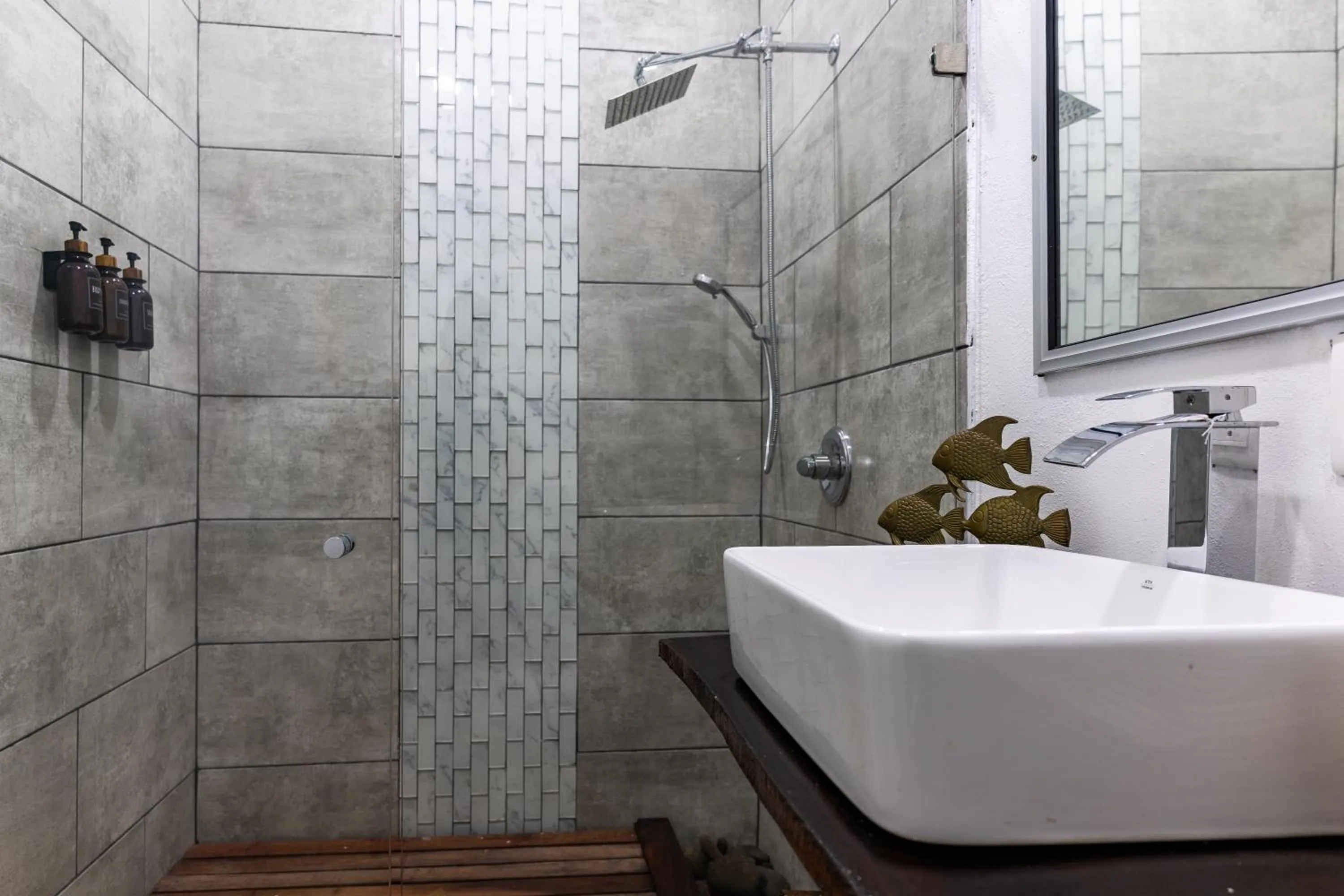 Shower in El Deseo Serendipity Tortuguero