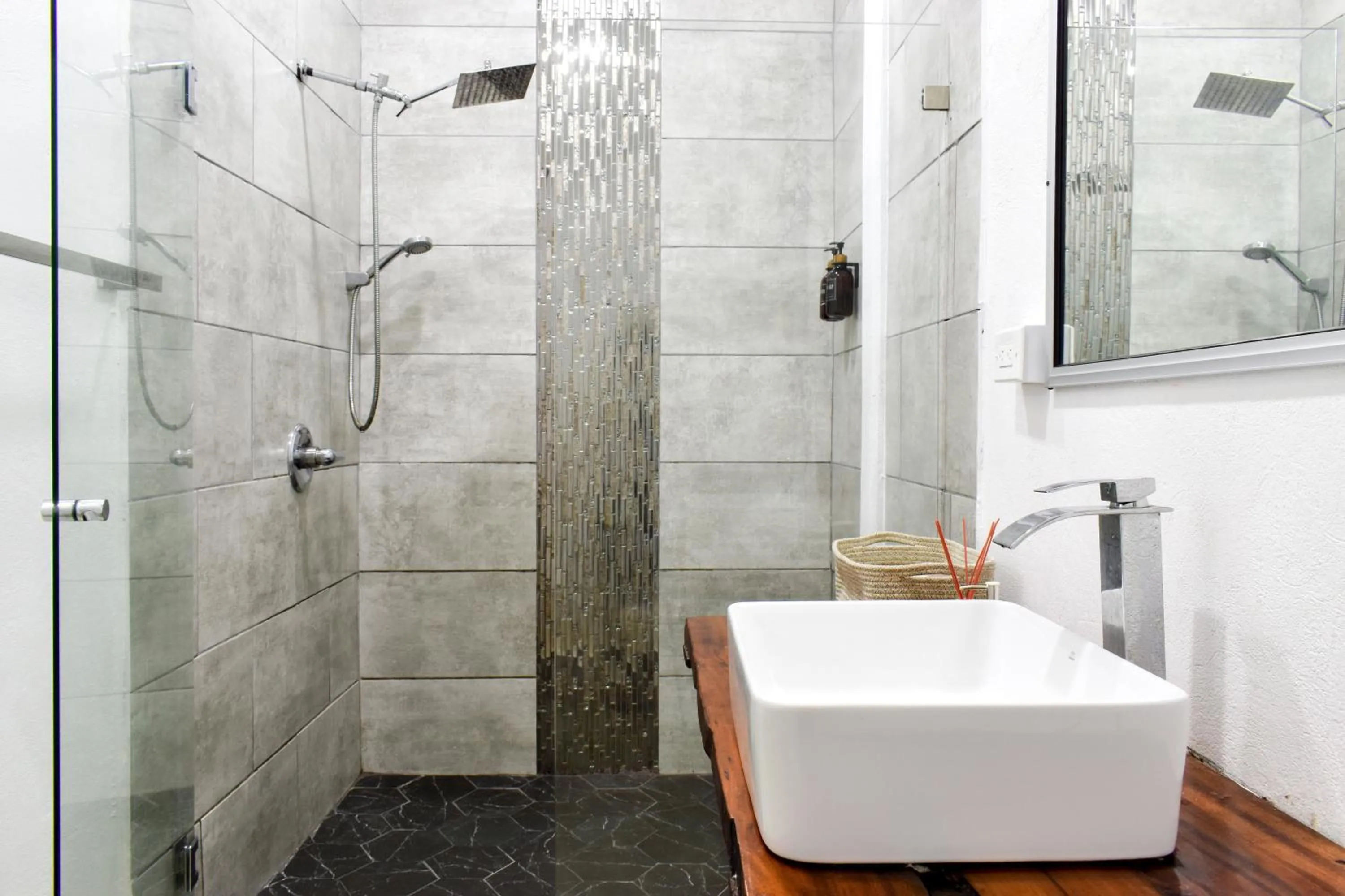 Shower in El Deseo Serendipity Tortuguero