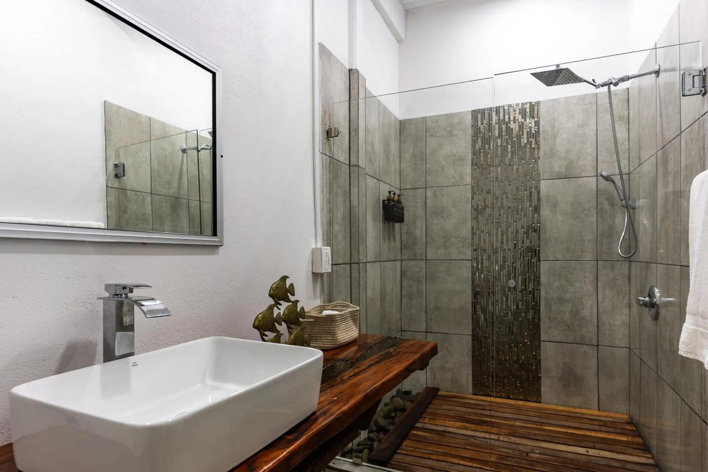 Deluxe Queen Room in El Deseo Serendipity Tortuguero Deluxe Queen Room in El Deseo Serendipity Tortuguero