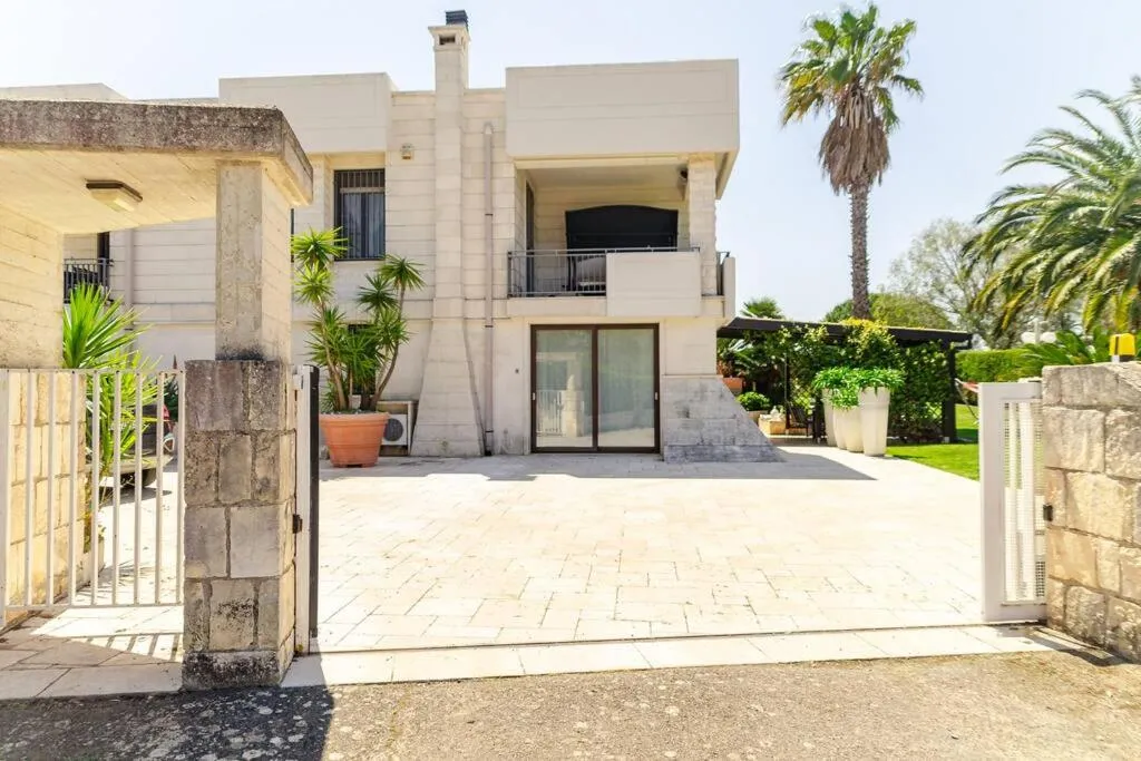 Beatrice: regal residence with wide garden