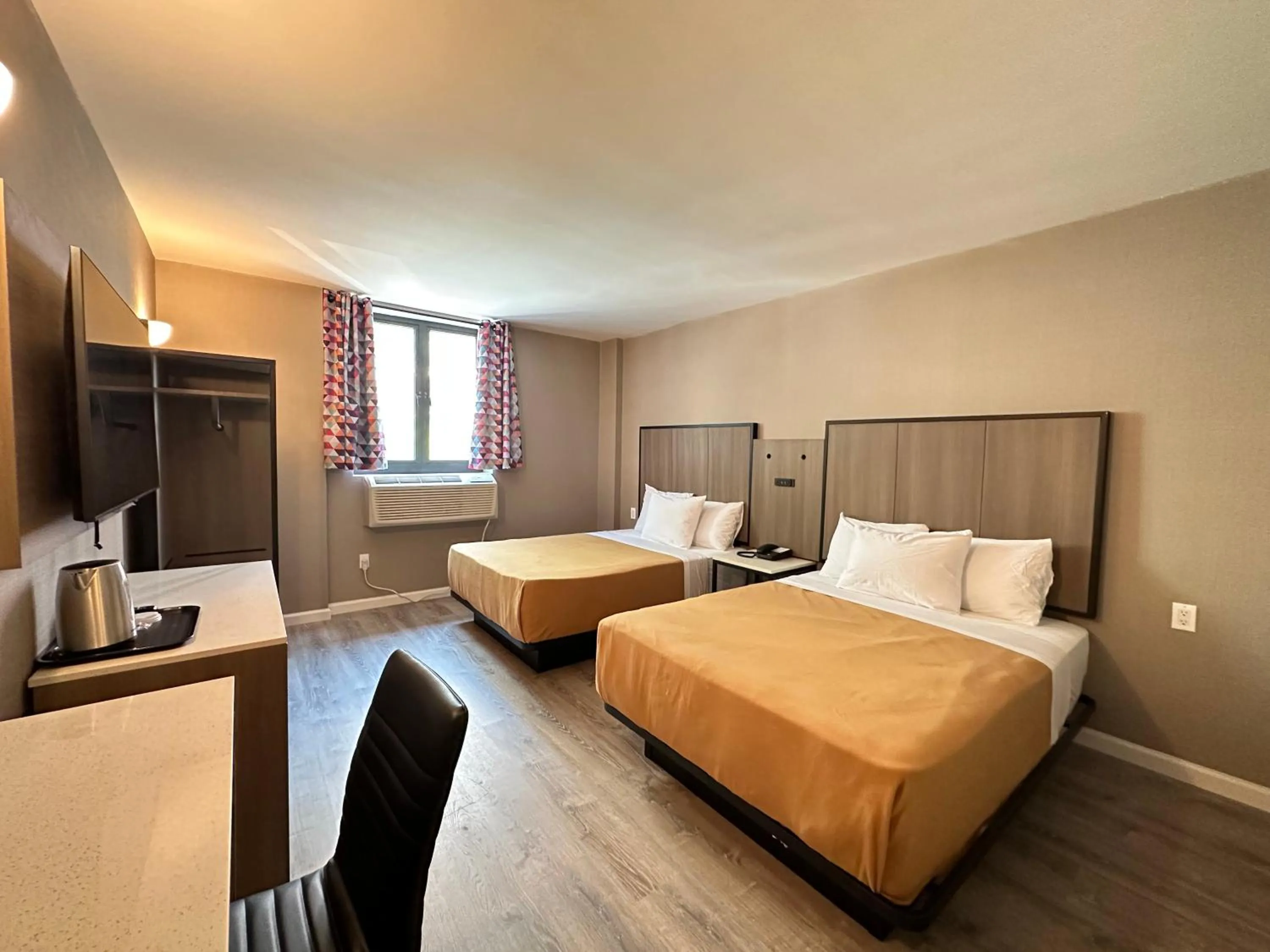 Bed in Regal Inn & Suites New York LaGuardia Hotel