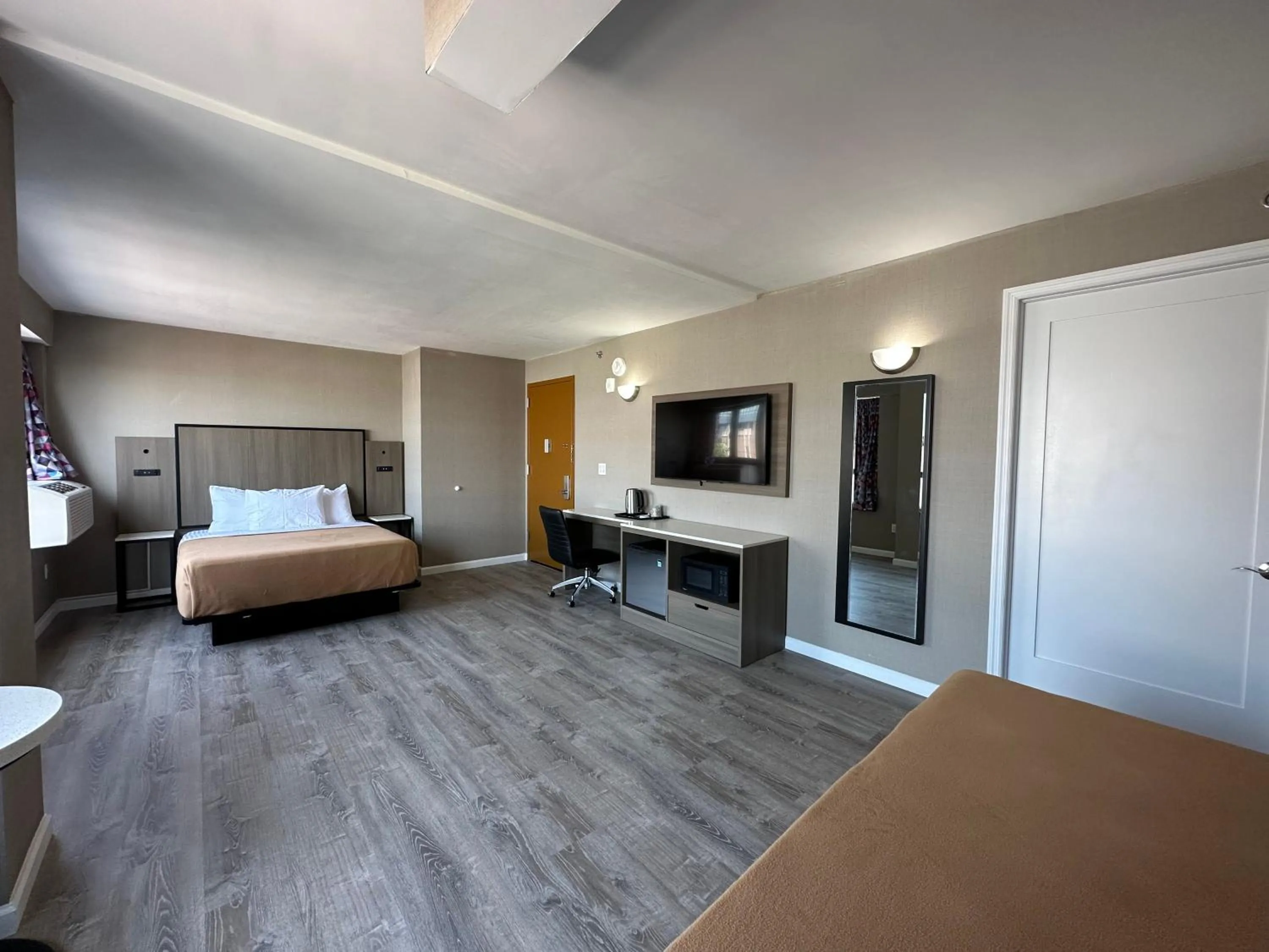 Bed in Regal Inn & Suites New York LaGuardia Hotel