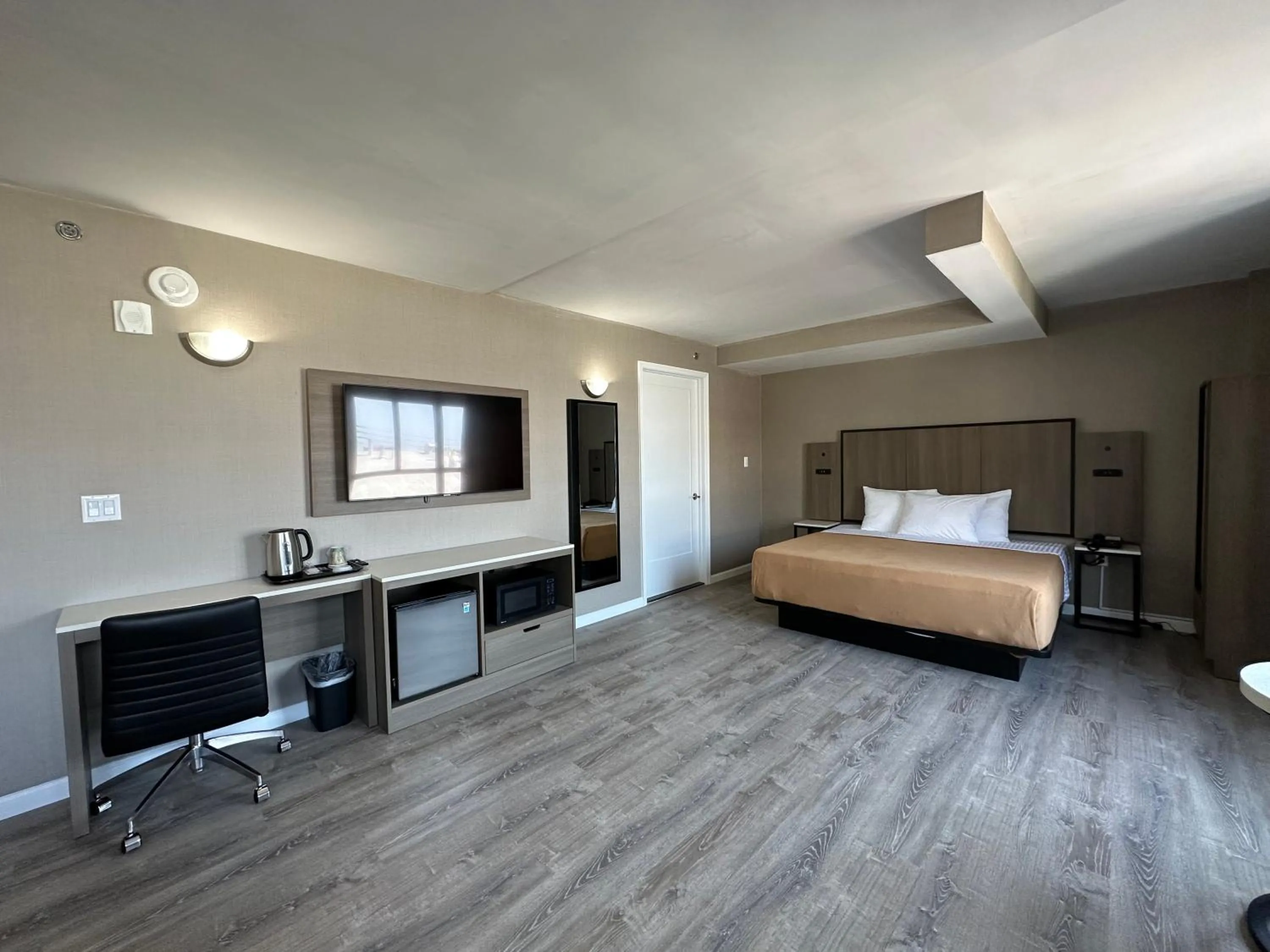 Bed in Regal Inn & Suites New York LaGuardia Hotel